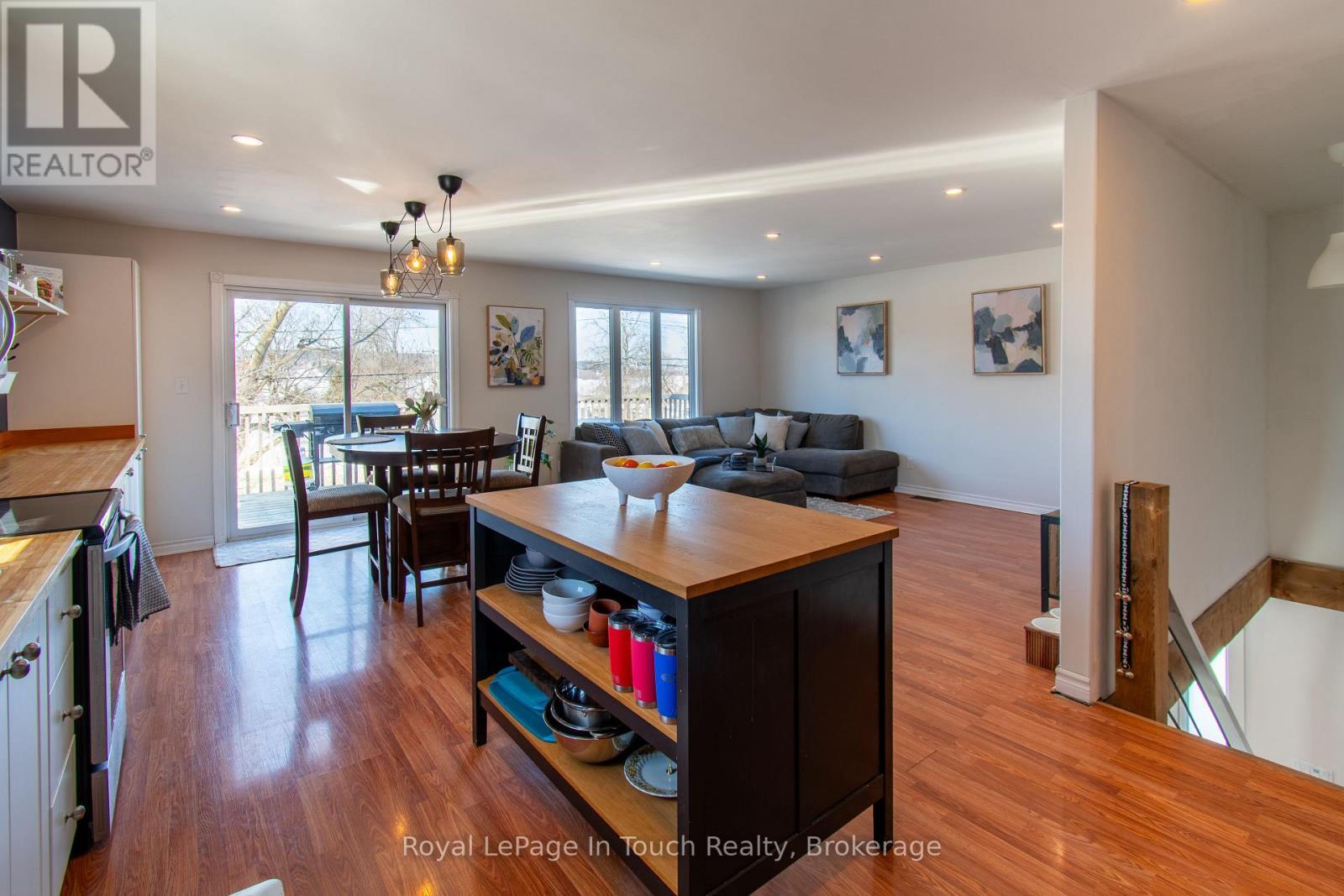 












108 ROBERT STREET W

,
Penetanguishene,




Ontario
L9M1P1

