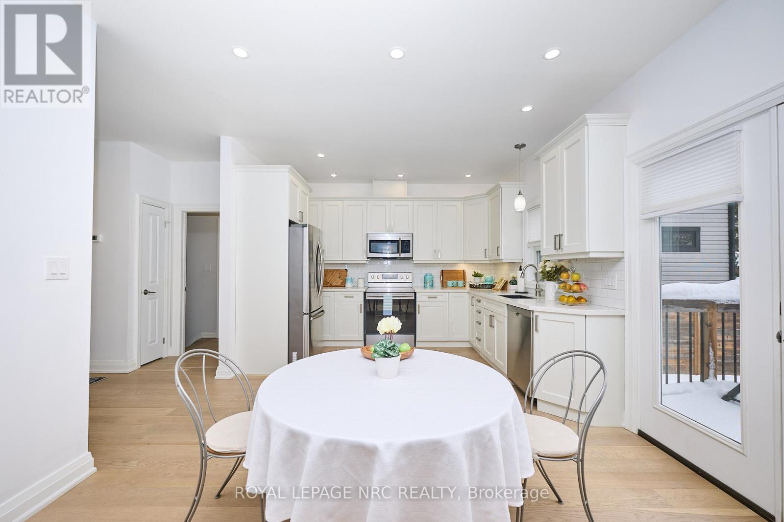 












10 LEESON STREET

,
St. Catharines (Burleigh Hill),




Ontario
L2T2R1

