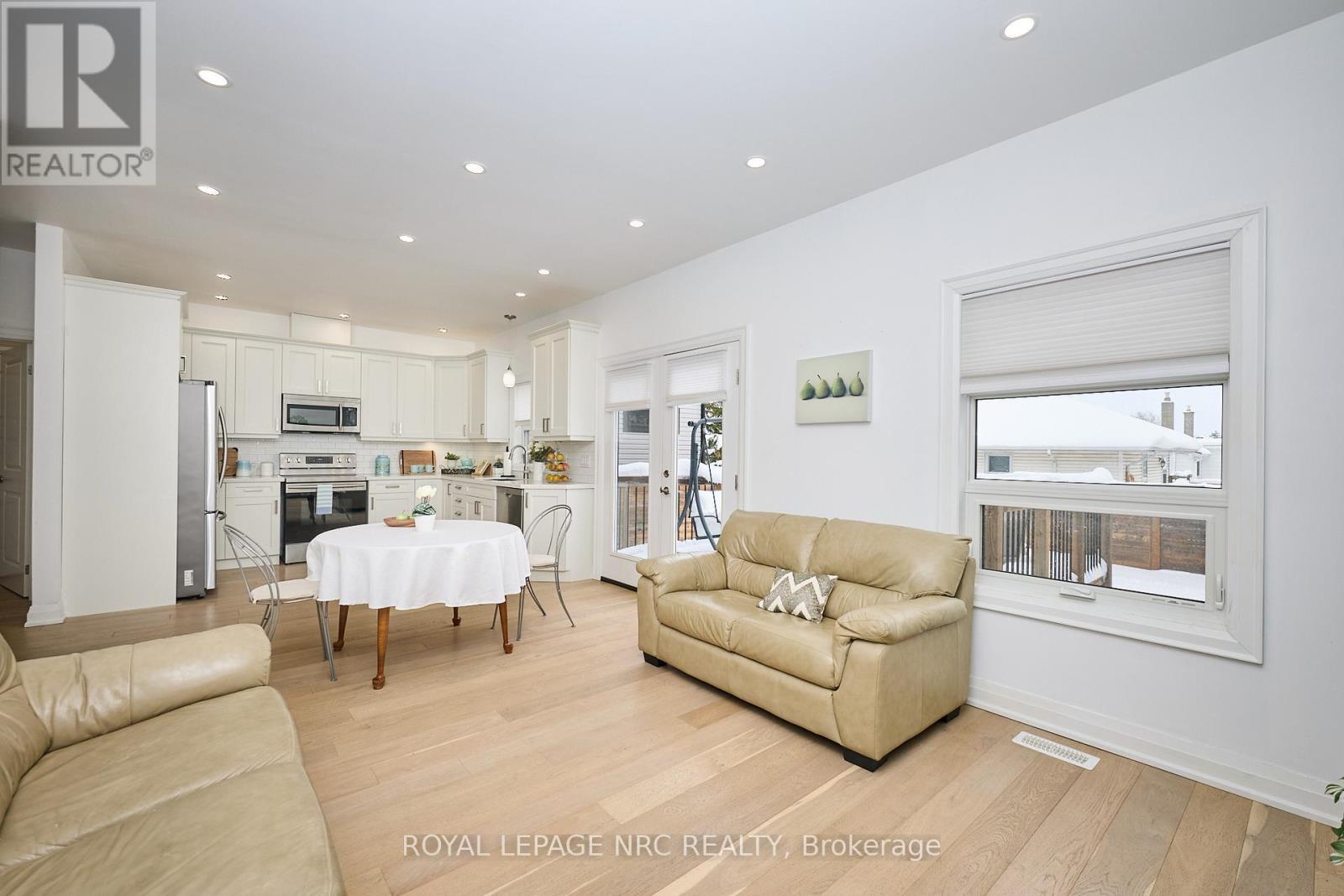 












10 LEESON STREET

,
St. Catharines (Burleigh Hill),




Ontario
L2T2R1

