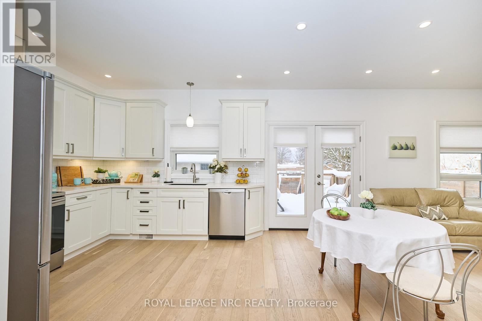 












10 LEESON STREET

,
St. Catharines (Burleigh Hill),




Ontario
L2T2R1

