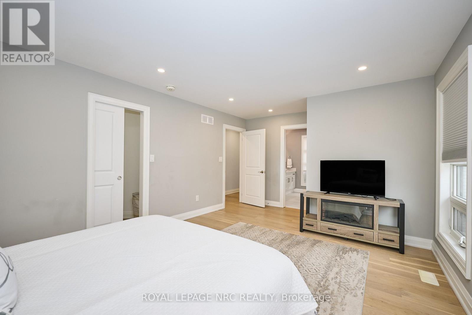 












10 LEESON STREET

,
St. Catharines (Burleigh Hill),




Ontario
L2T2R1

