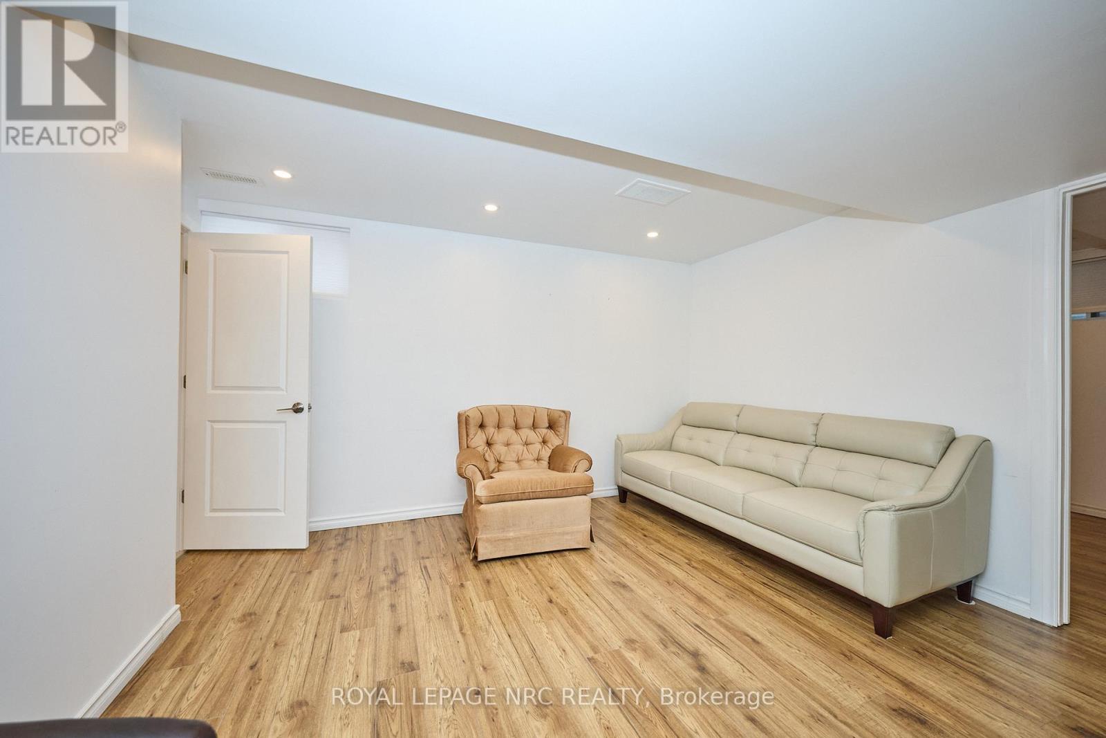 












10 LEESON STREET

,
St. Catharines (Burleigh Hill),




Ontario
L2T2R1

