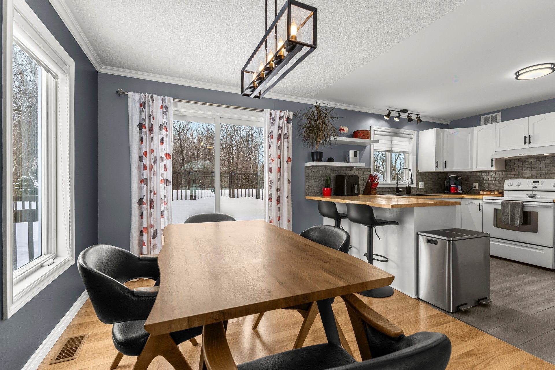 









395


Ch. des Outaouais

,
Pointe-Fortune,




QC
J0P1N0

