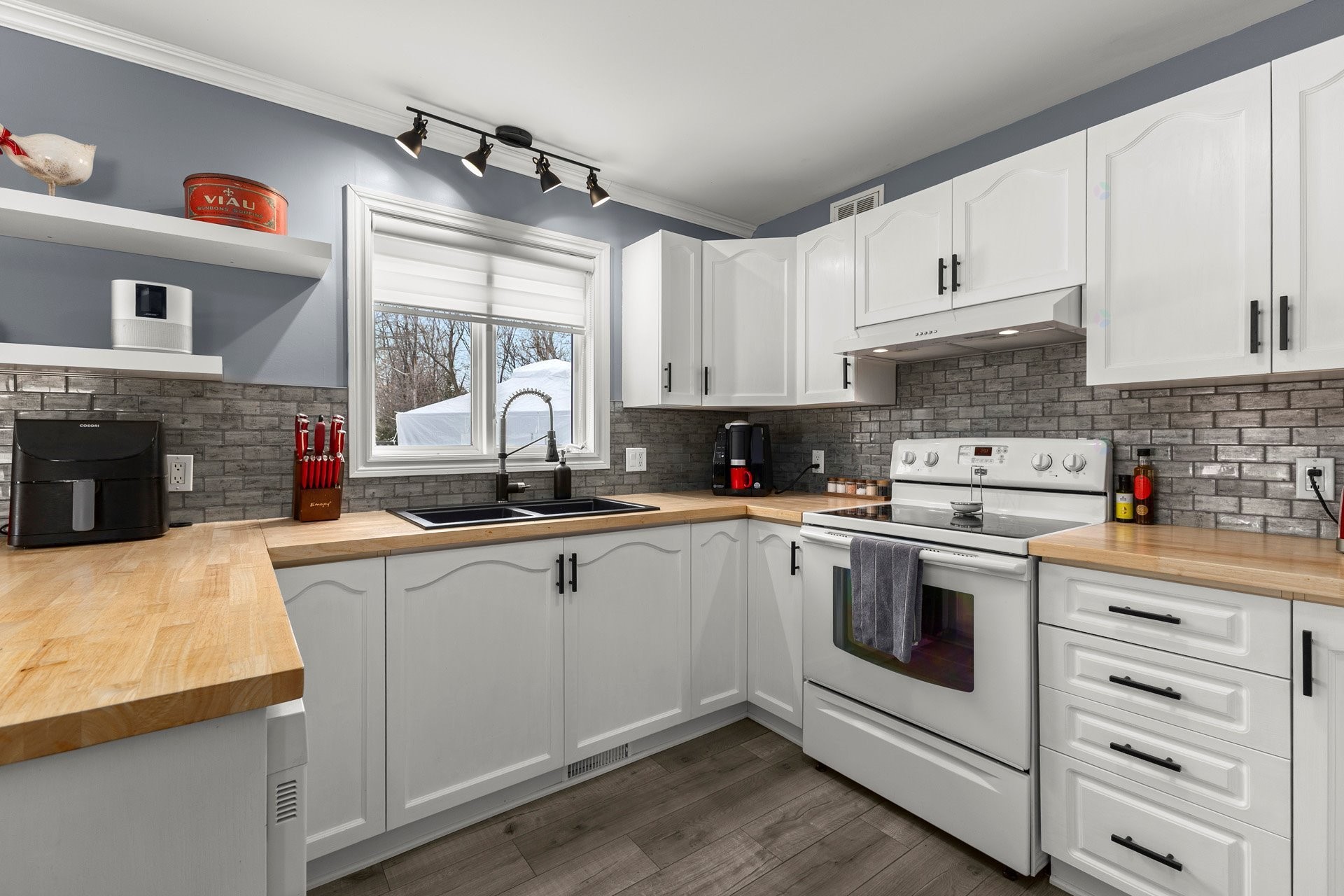 









395


Ch. des Outaouais

,
Pointe-Fortune,




QC
J0P1N0

