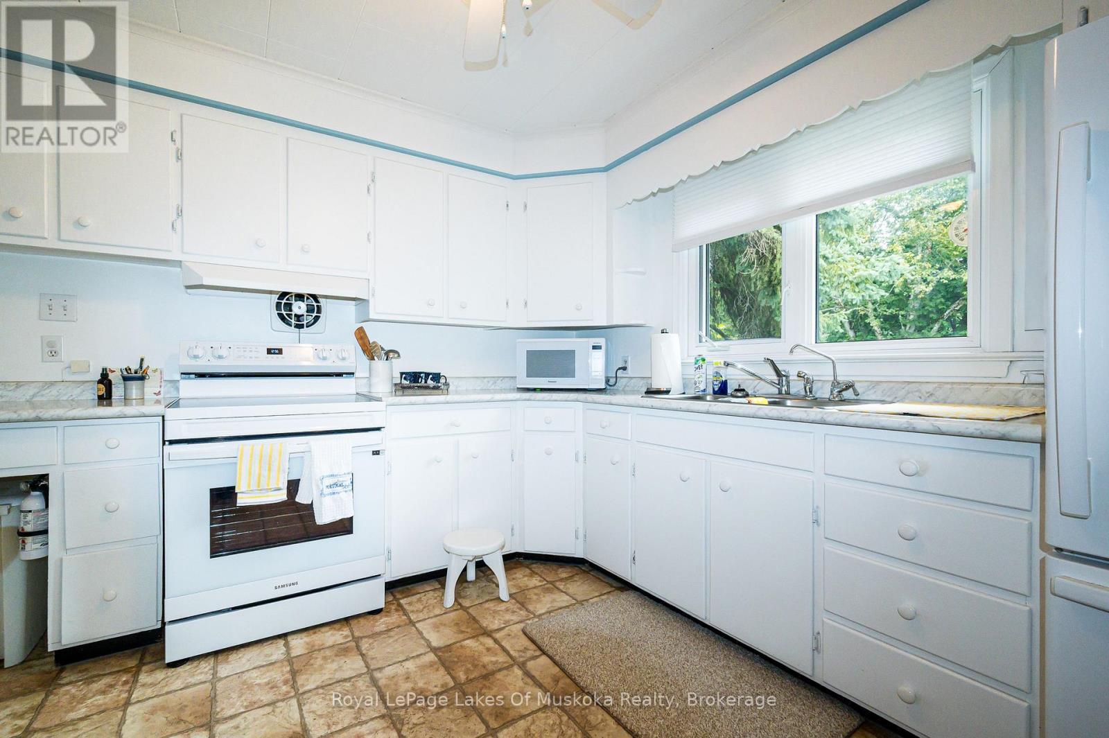 












574 RAVENSCLIFFE ROAD

,
Huntsville (Chaffey),




Ontario
P1H1N5


