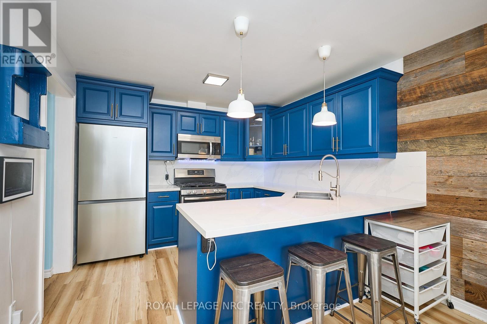 












6556 MARY DRIVE

,
Niagara Falls (Forestview),




Ontario
L2H0B5

