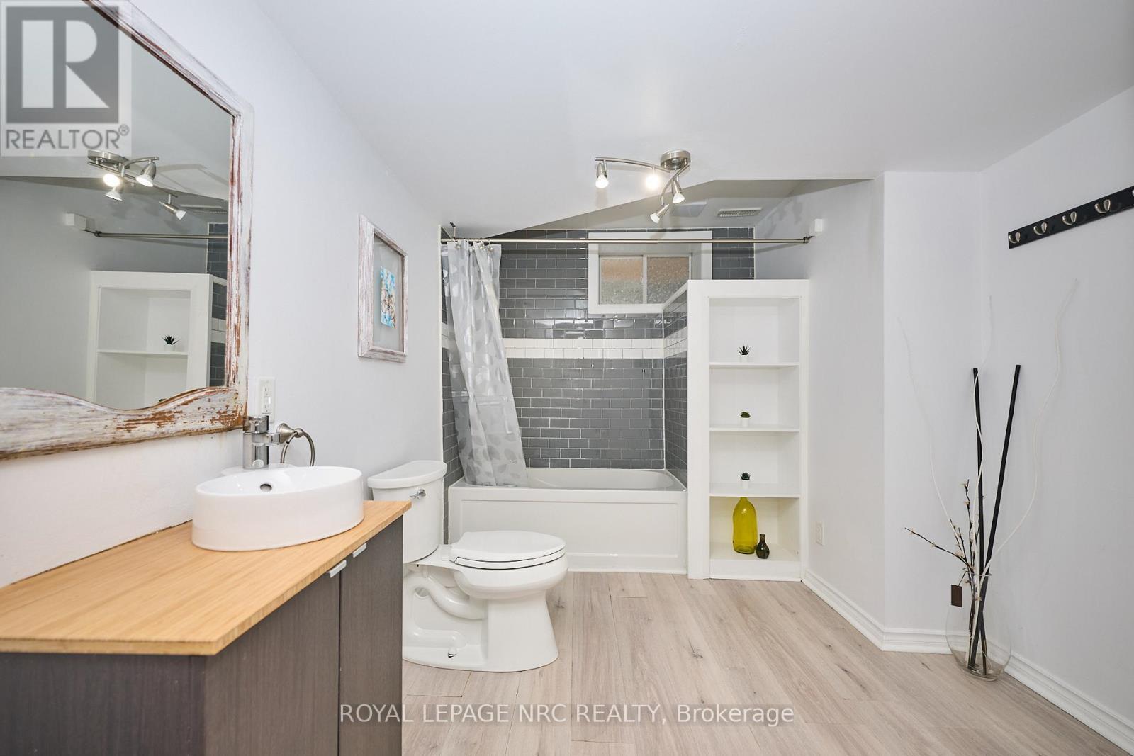 












6556 MARY DRIVE

,
Niagara Falls (Forestview),




Ontario
L2H0B5

