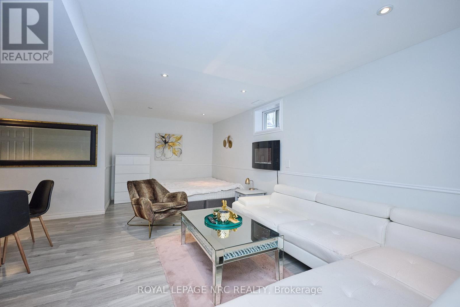 












6556 MARY DRIVE

,
Niagara Falls (Forestview),




Ontario
L2H0B5

