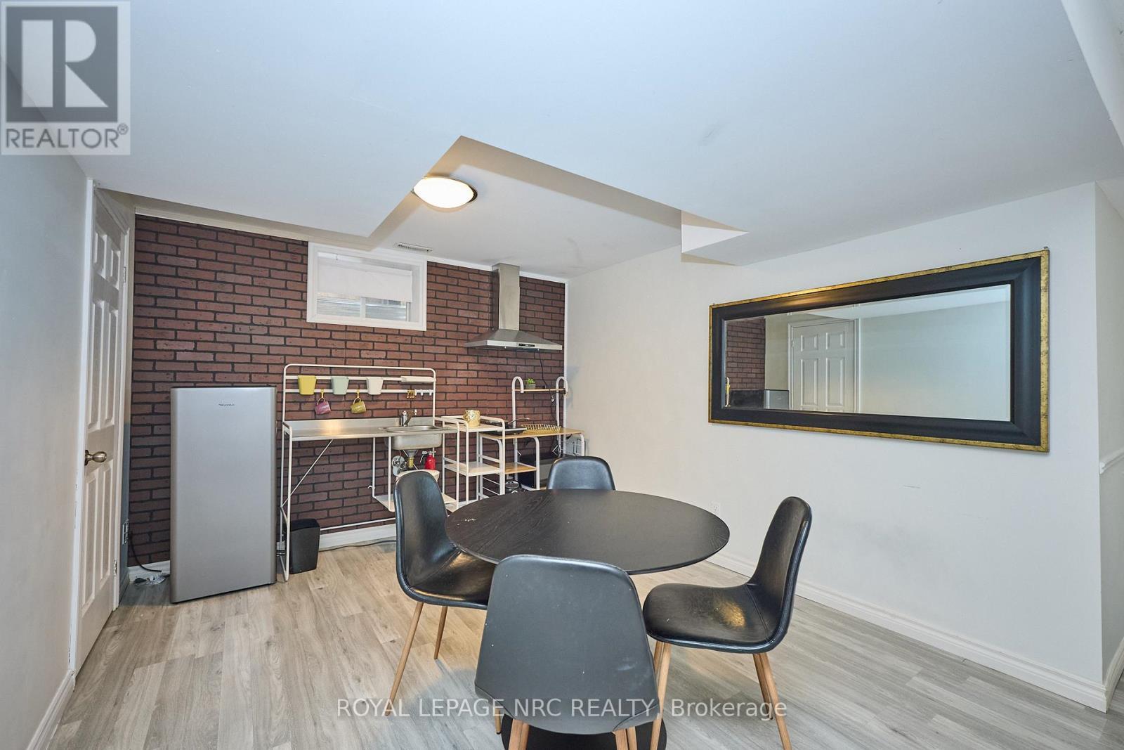 












6556 MARY DRIVE

,
Niagara Falls (Forestview),




Ontario
L2H0B5

