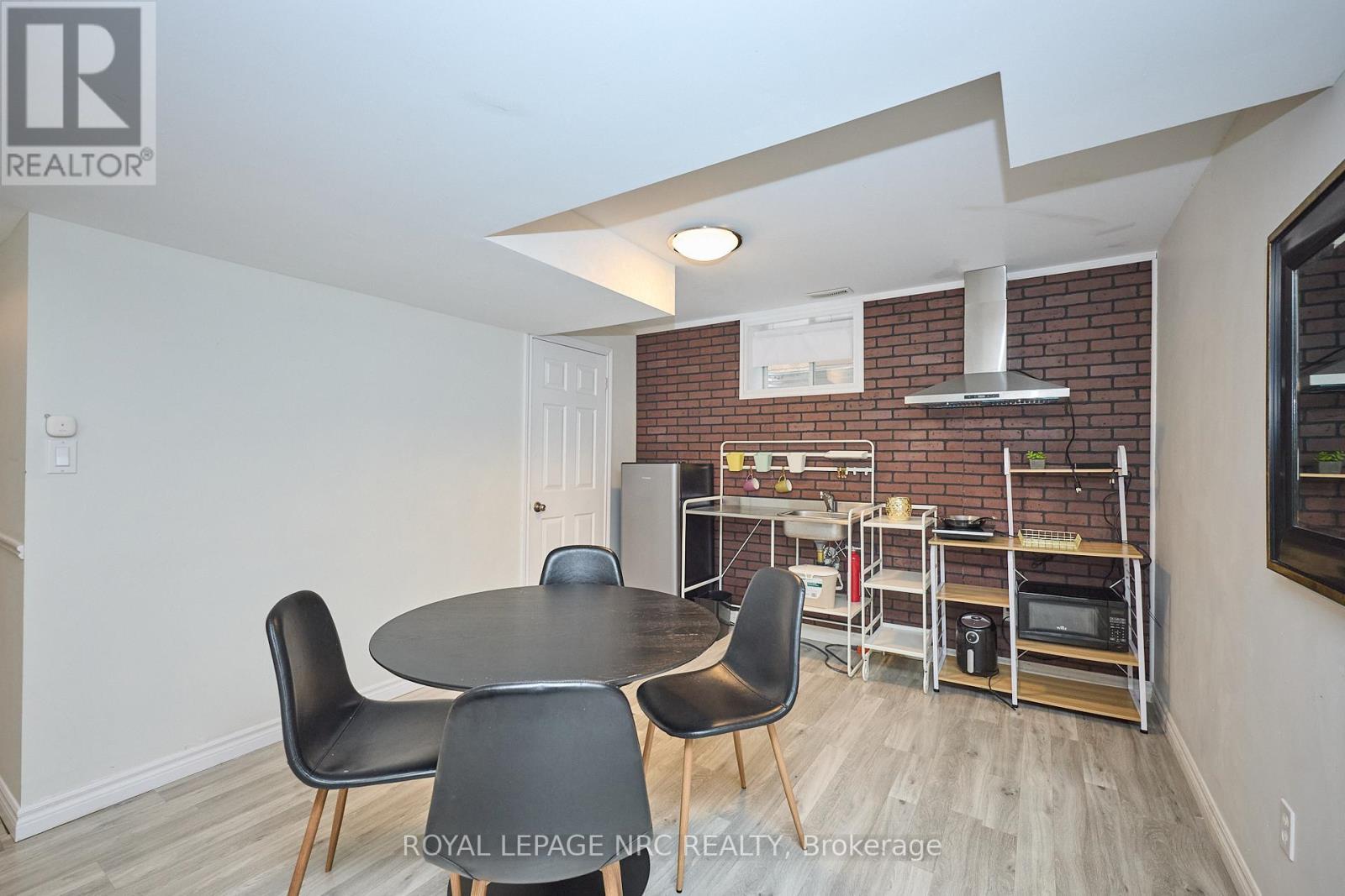 












6556 MARY DRIVE

,
Niagara Falls (Forestview),




Ontario
L2H0B5

