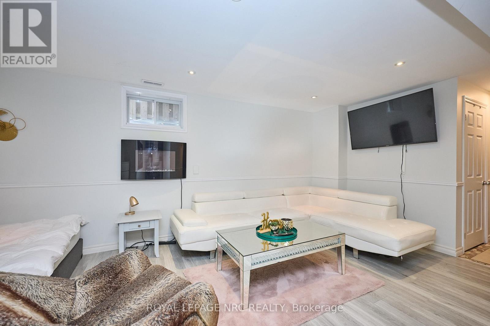 












6556 MARY DRIVE

,
Niagara Falls (Forestview),




Ontario
L2H0B5

