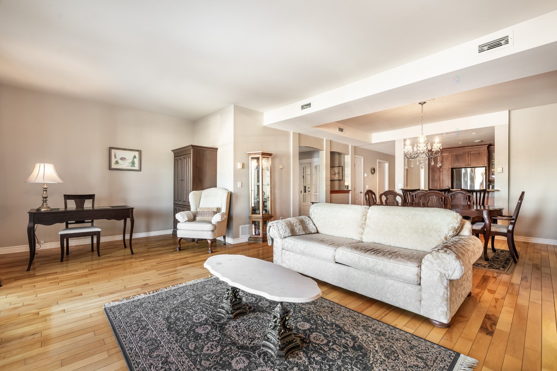 









1592


Av. Bourgogne

, 202,
Chambly,




QC
J3L1Y7

