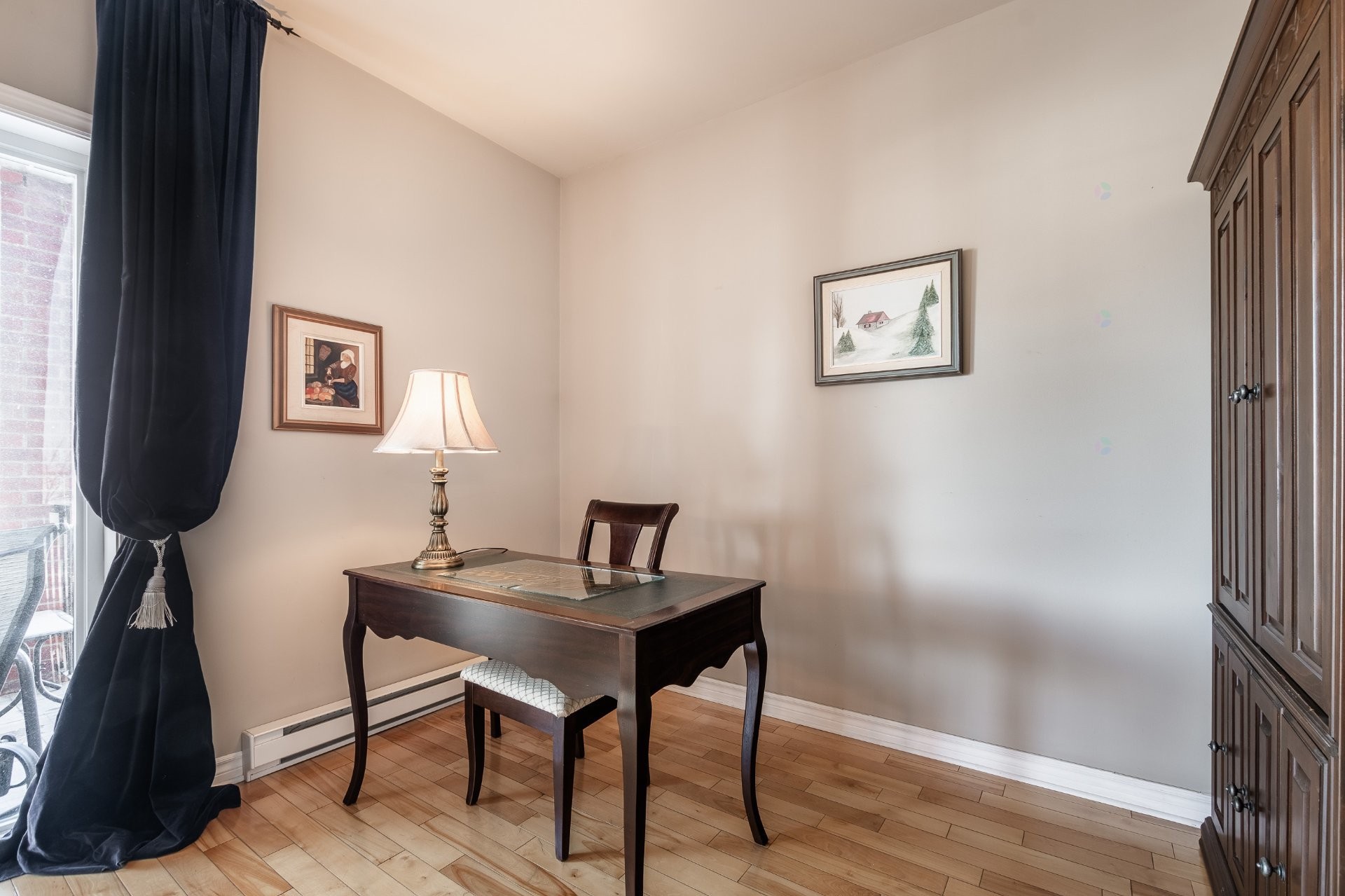 









1592


Av. Bourgogne

, 202,
Chambly,




QC
J3L1Y7

