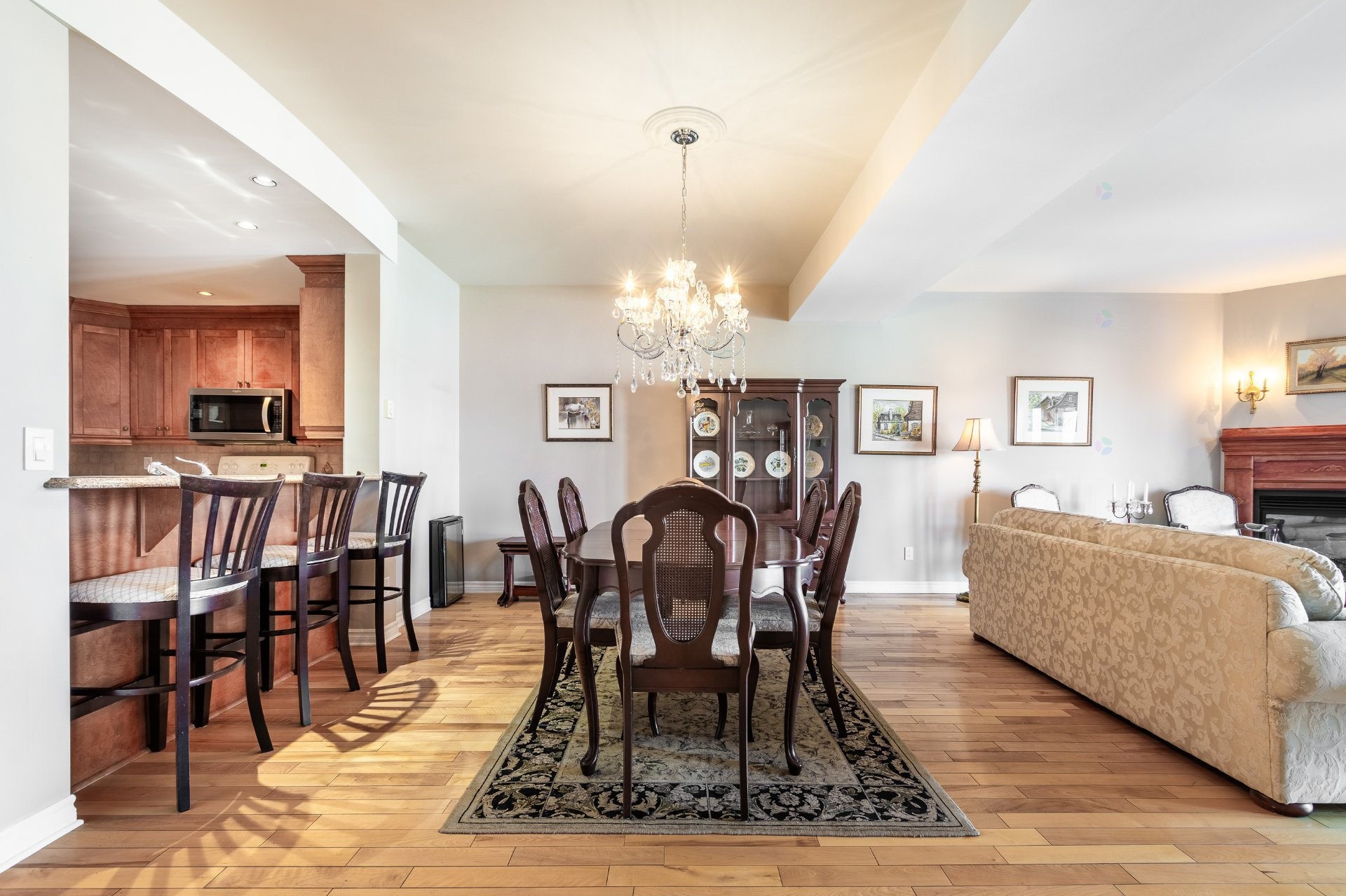 









1592


Av. Bourgogne

, 202,
Chambly,




QC
J3L1Y7

