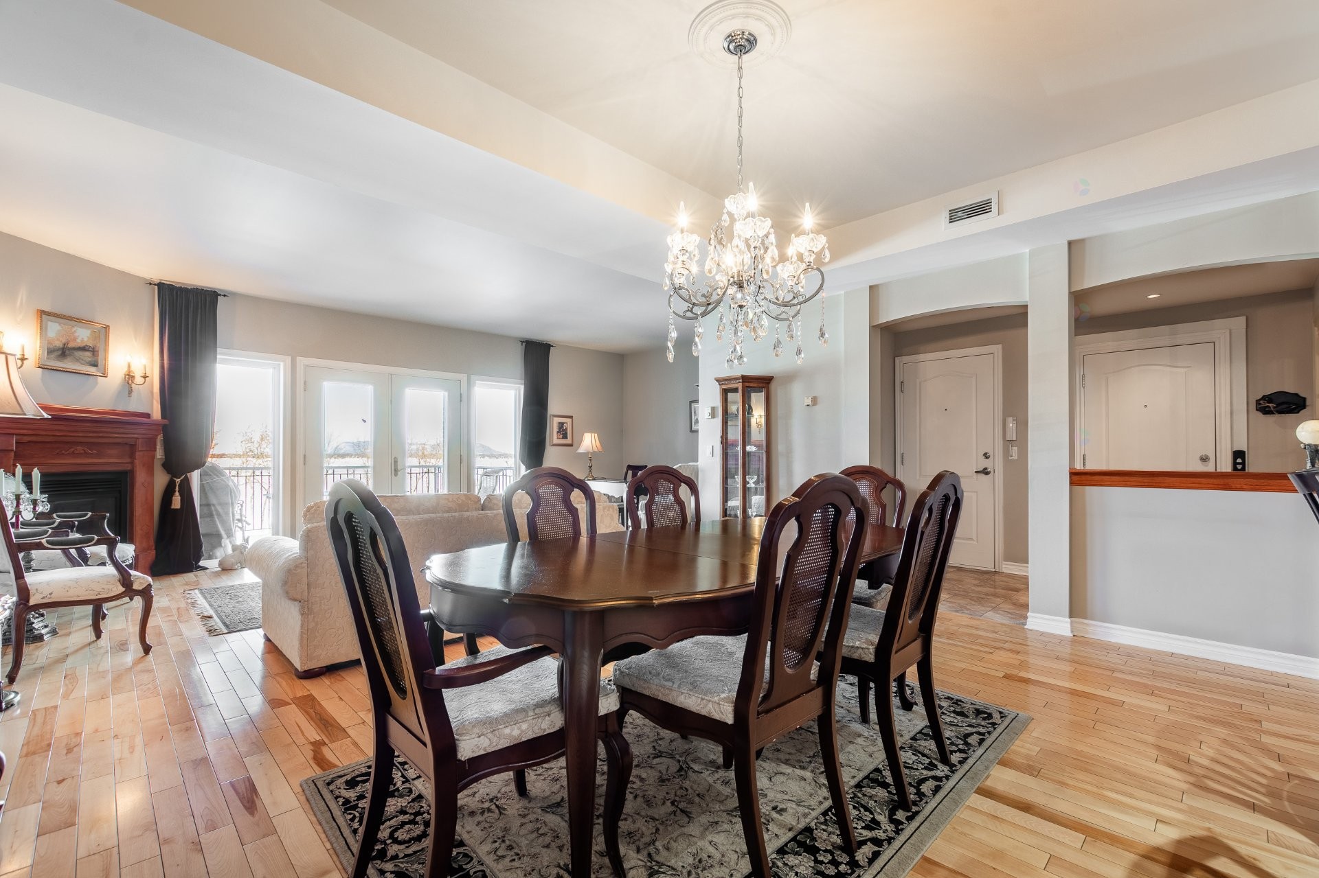 









1592


Av. Bourgogne

, 202,
Chambly,




QC
J3L1Y7

