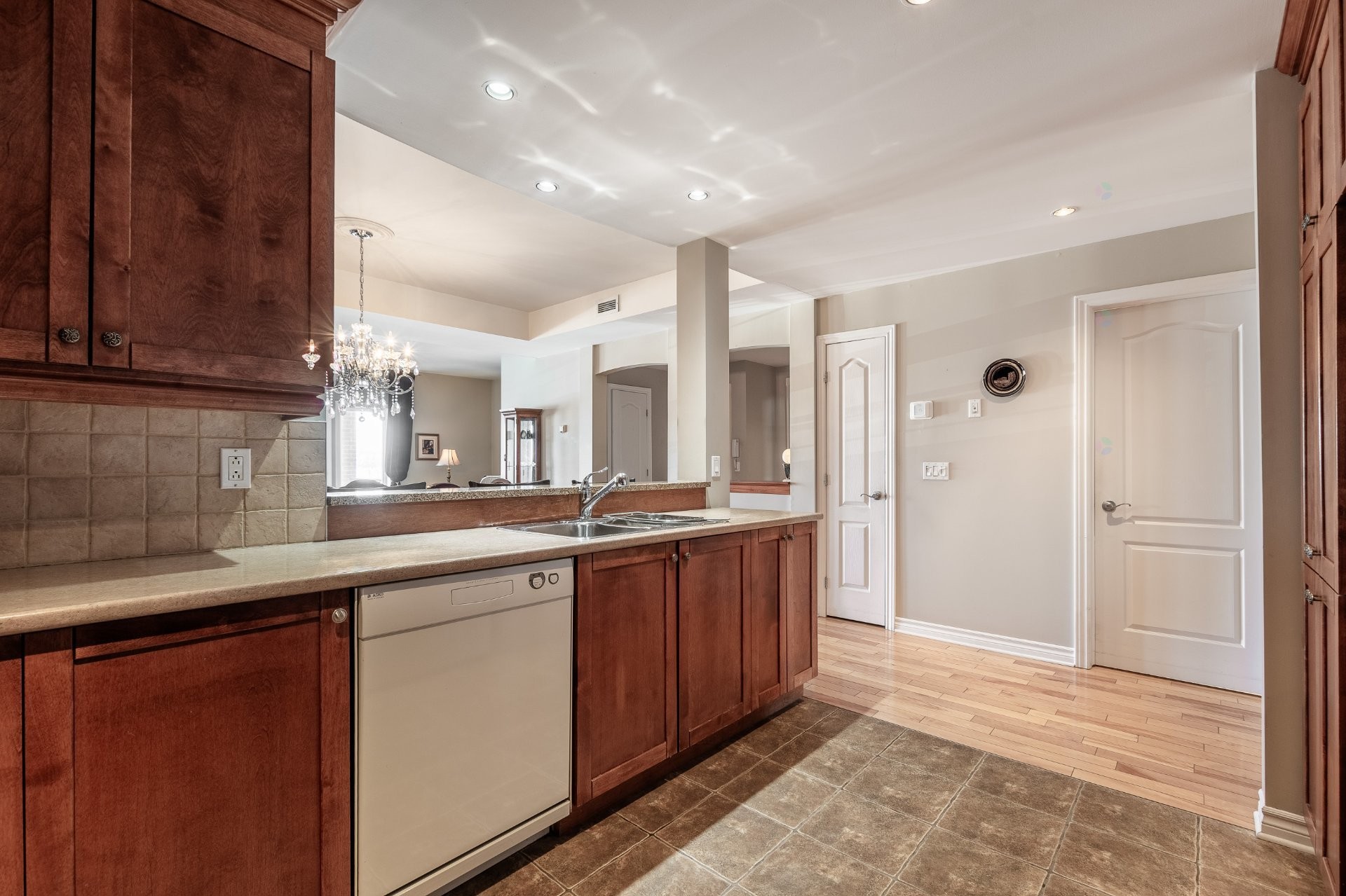 









1592


Av. Bourgogne

, 202,
Chambly,




QC
J3L1Y7

