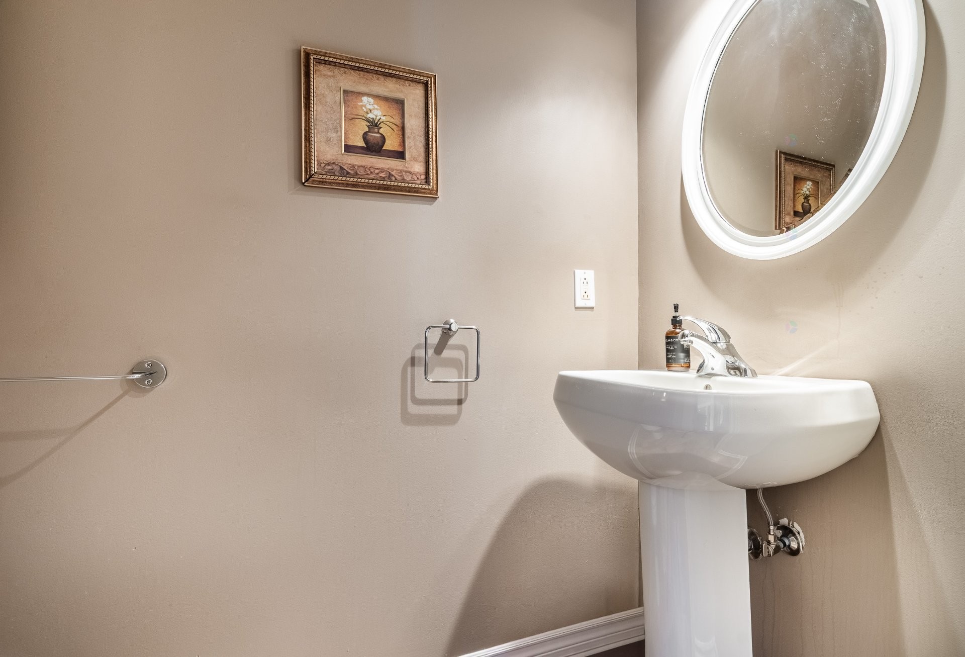 









1592


Av. Bourgogne

, 202,
Chambly,




QC
J3L1Y7

