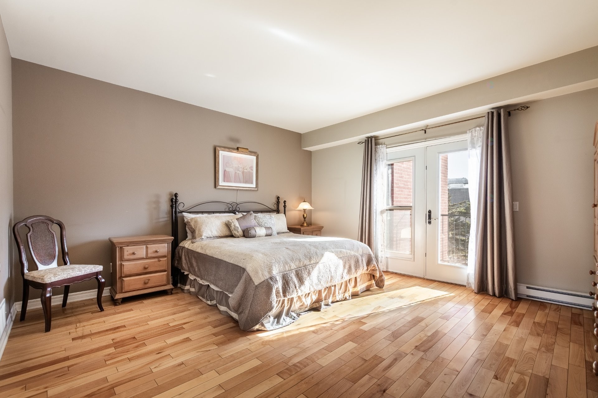









1592


Av. Bourgogne

, 202,
Chambly,




QC
J3L1Y7

