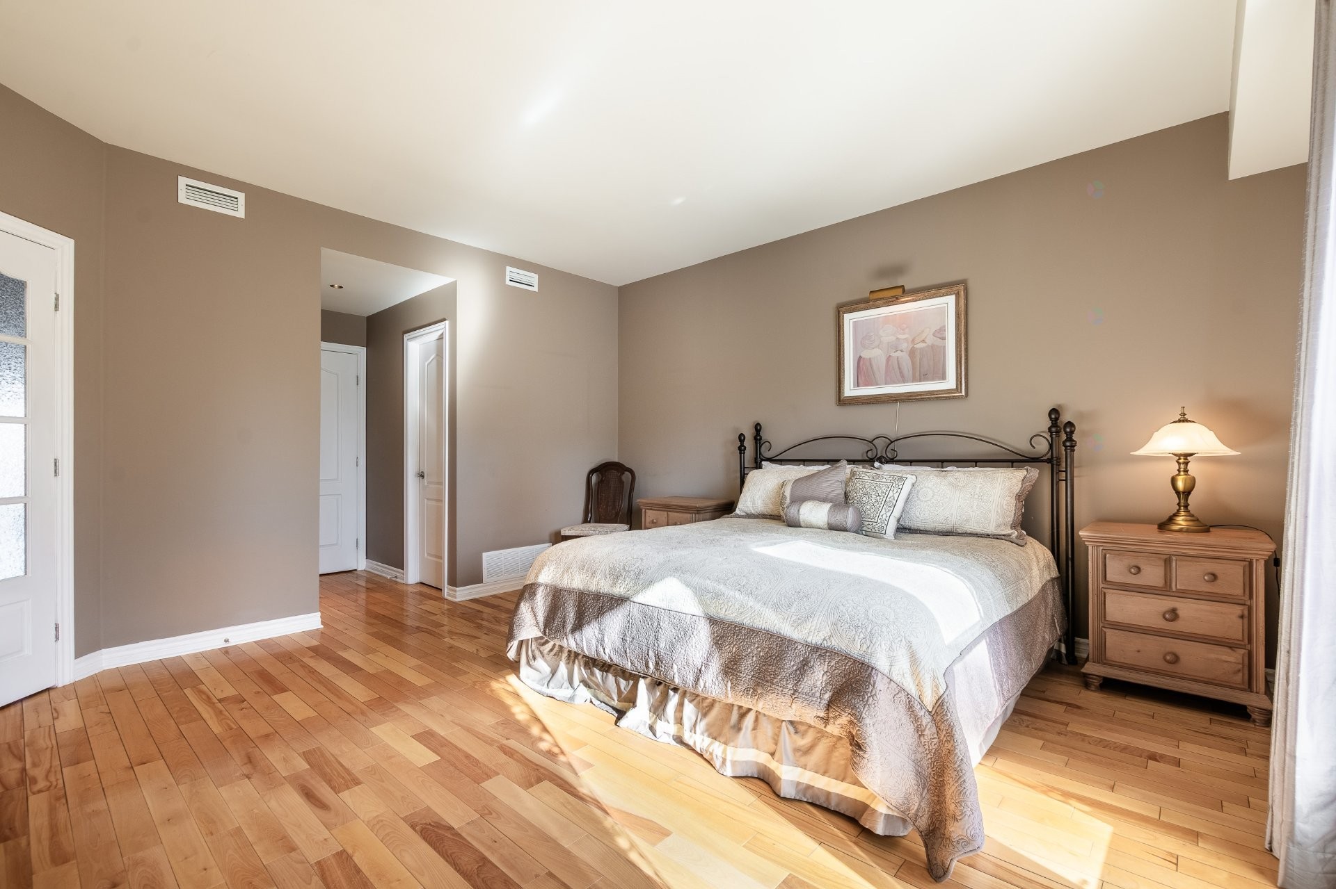 









1592


Av. Bourgogne

, 202,
Chambly,




QC
J3L1Y7

