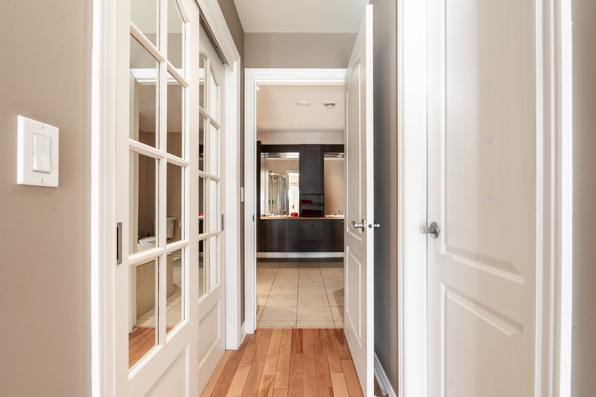 









1592


Av. Bourgogne

, 202,
Chambly,




QC
J3L1Y7

