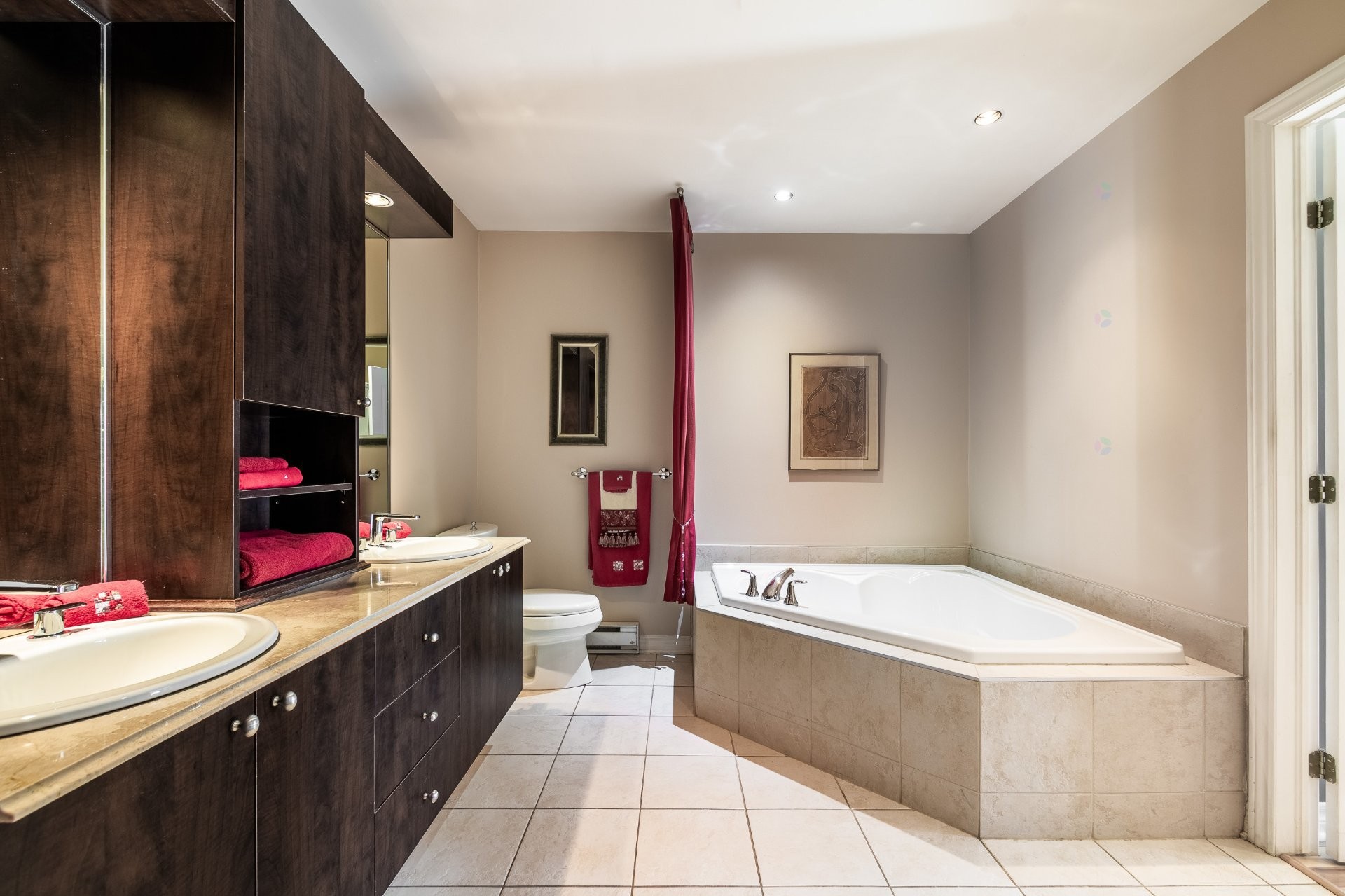 









1592


Av. Bourgogne

, 202,
Chambly,




QC
J3L1Y7

