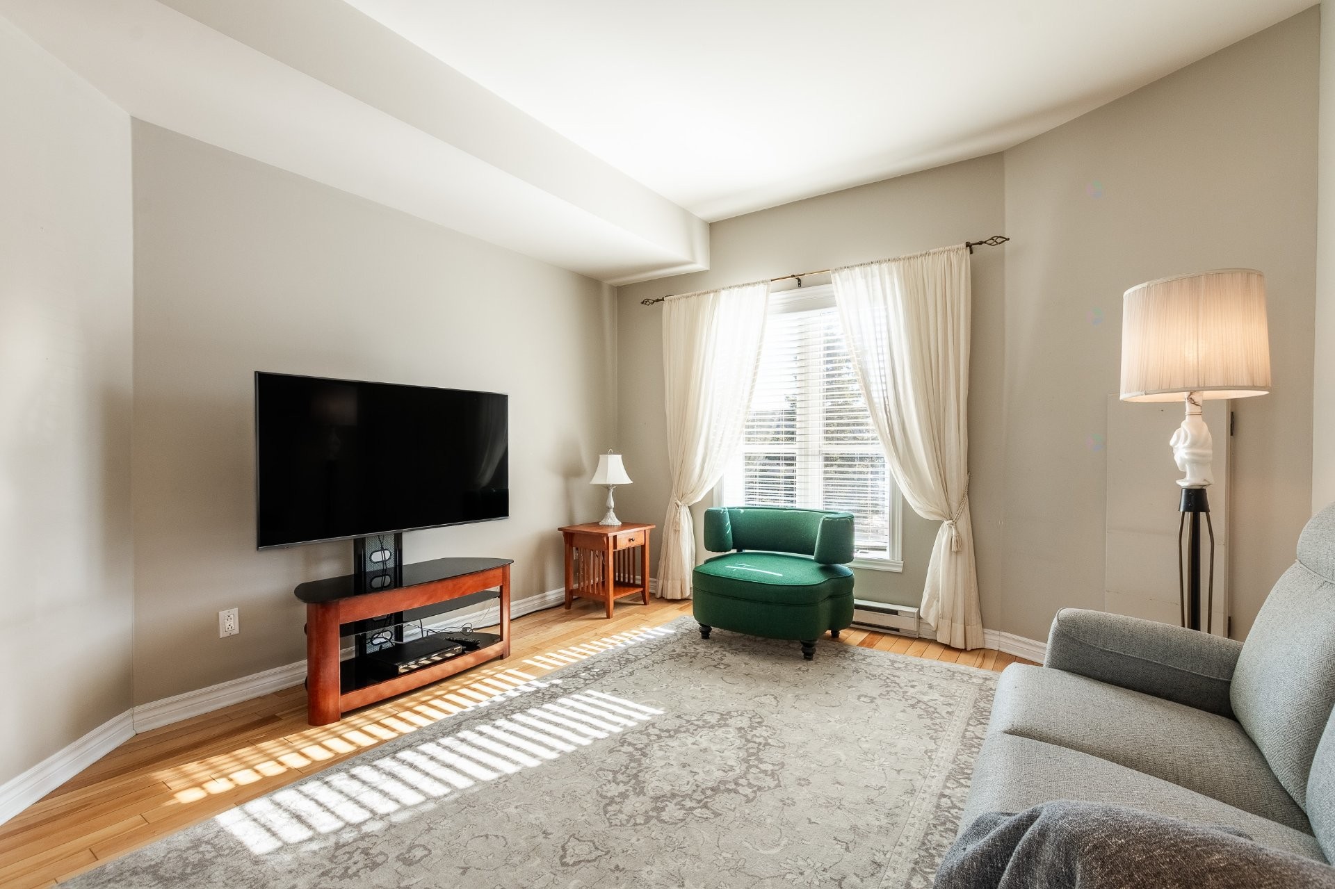 









1592


Av. Bourgogne

, 202,
Chambly,




QC
J3L1Y7

