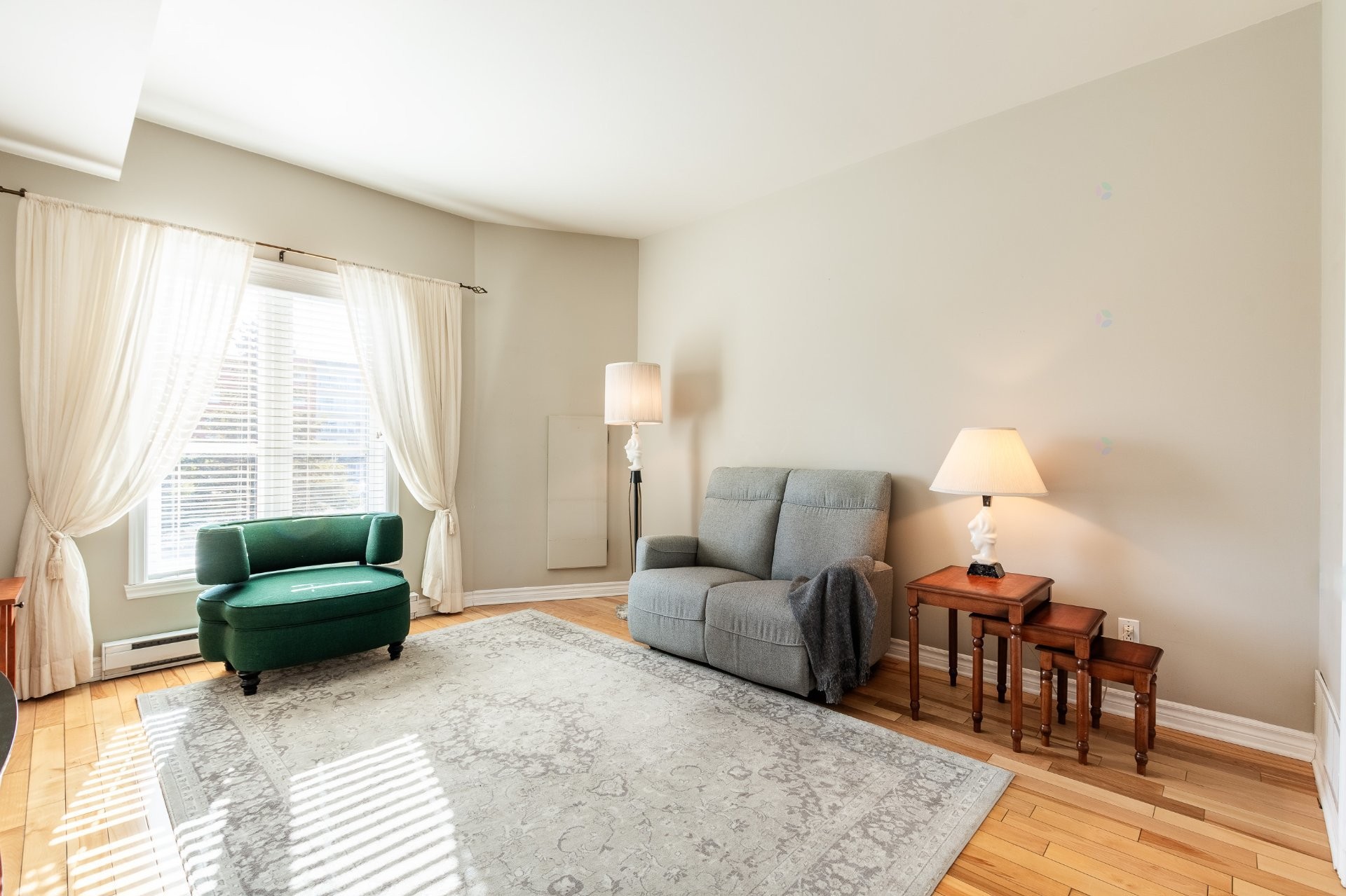 









1592


Av. Bourgogne

, 202,
Chambly,




QC
J3L1Y7

