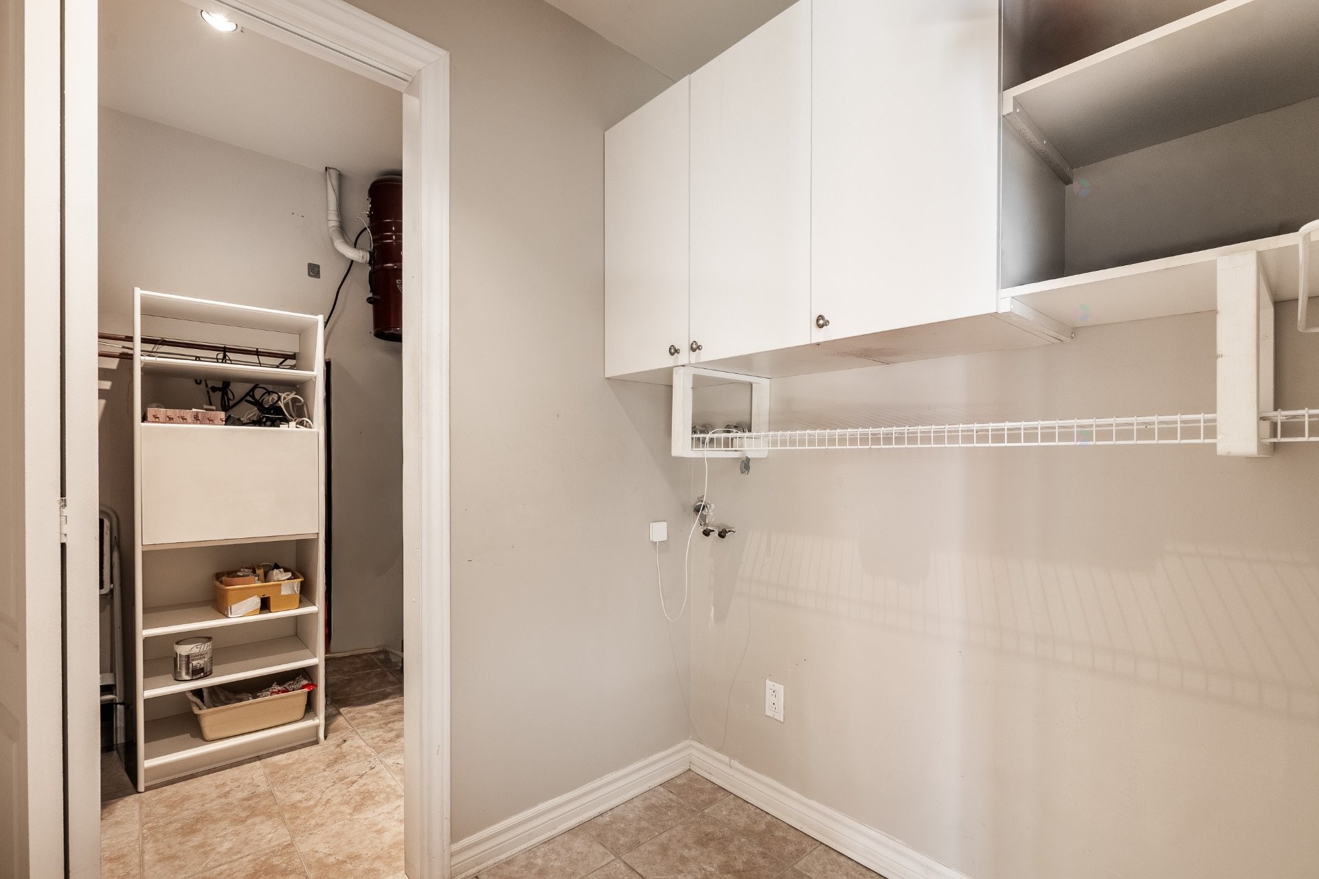 









1592


Av. Bourgogne

, 202,
Chambly,




QC
J3L1Y7

