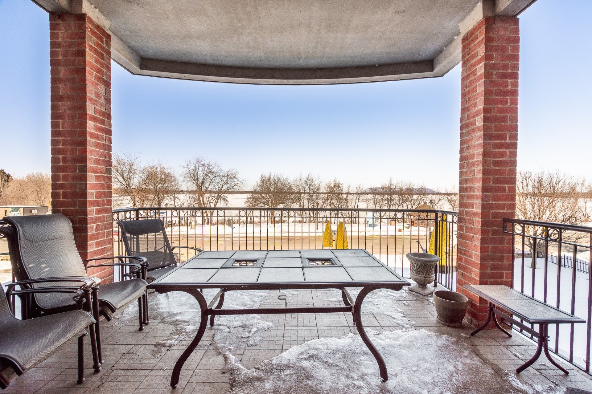 









1592


Av. Bourgogne

, 202,
Chambly,




QC
J3L1Y7

