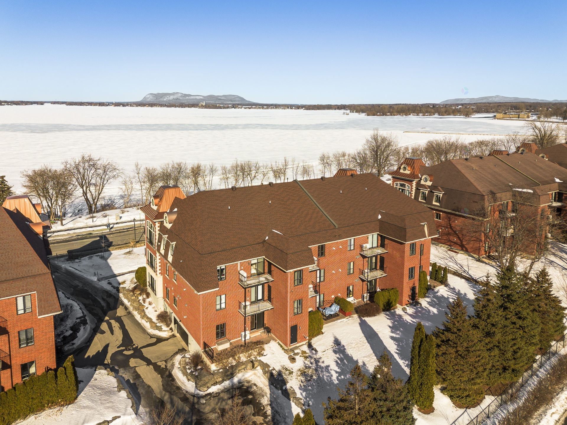 









1592


Av. Bourgogne

, 202,
Chambly,




QC
J3L1Y7

