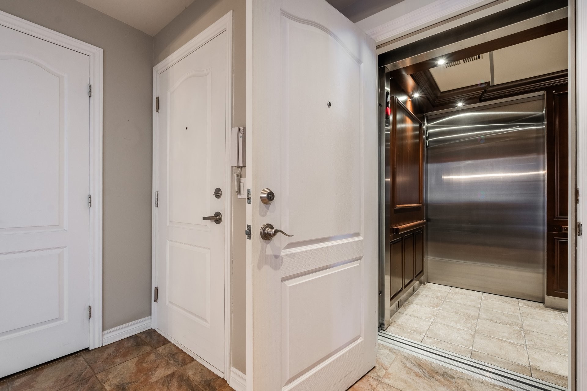 









1592


Av. Bourgogne

, 202,
Chambly,




QC
J3L1Y7

