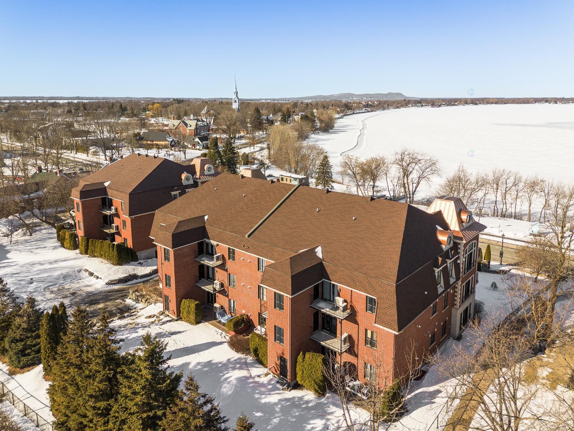









1592


Av. Bourgogne

, 202,
Chambly,




QC
J3L1Y7

