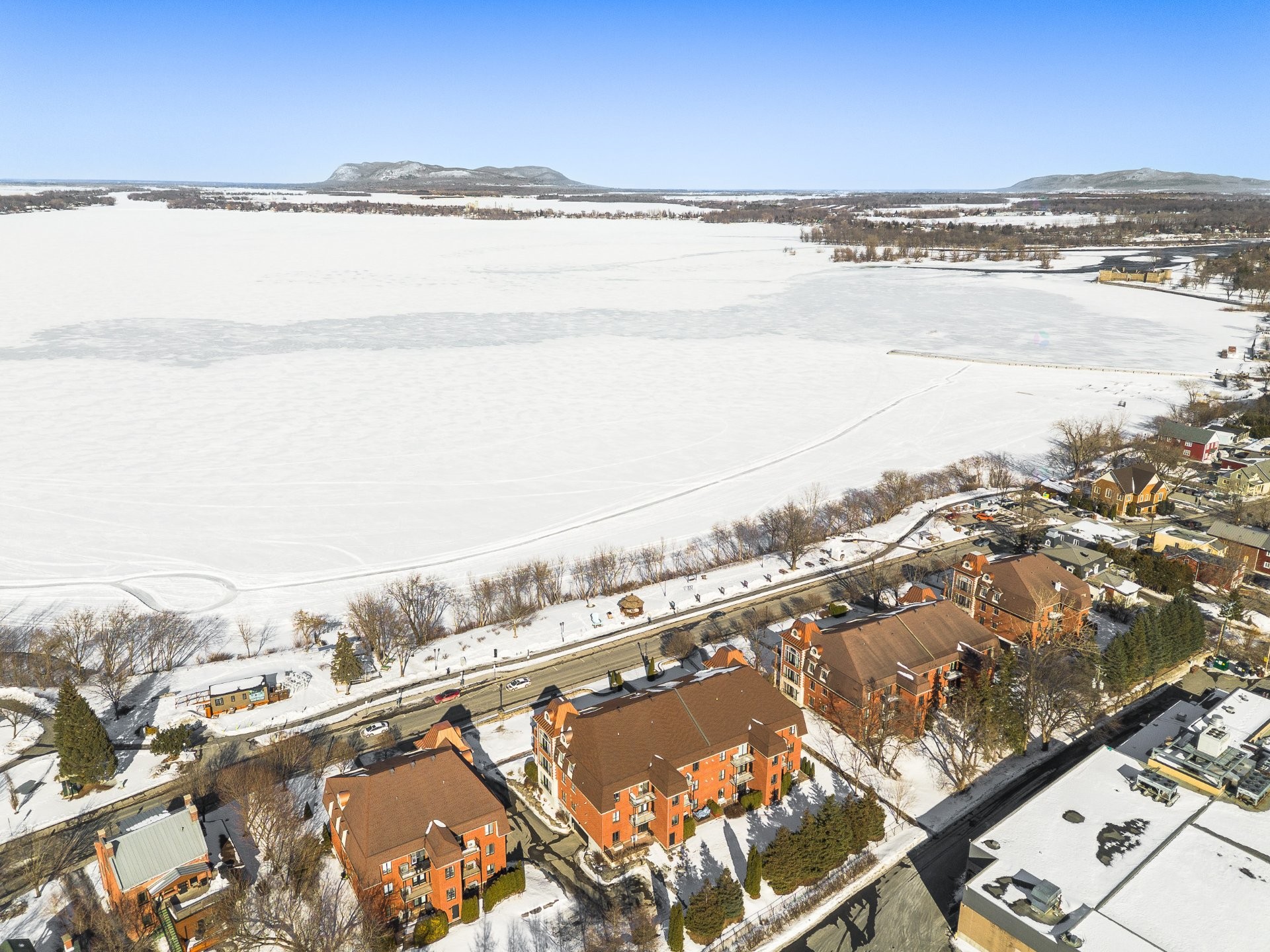 









1592


Av. Bourgogne

, 202,
Chambly,




QC
J3L1Y7

