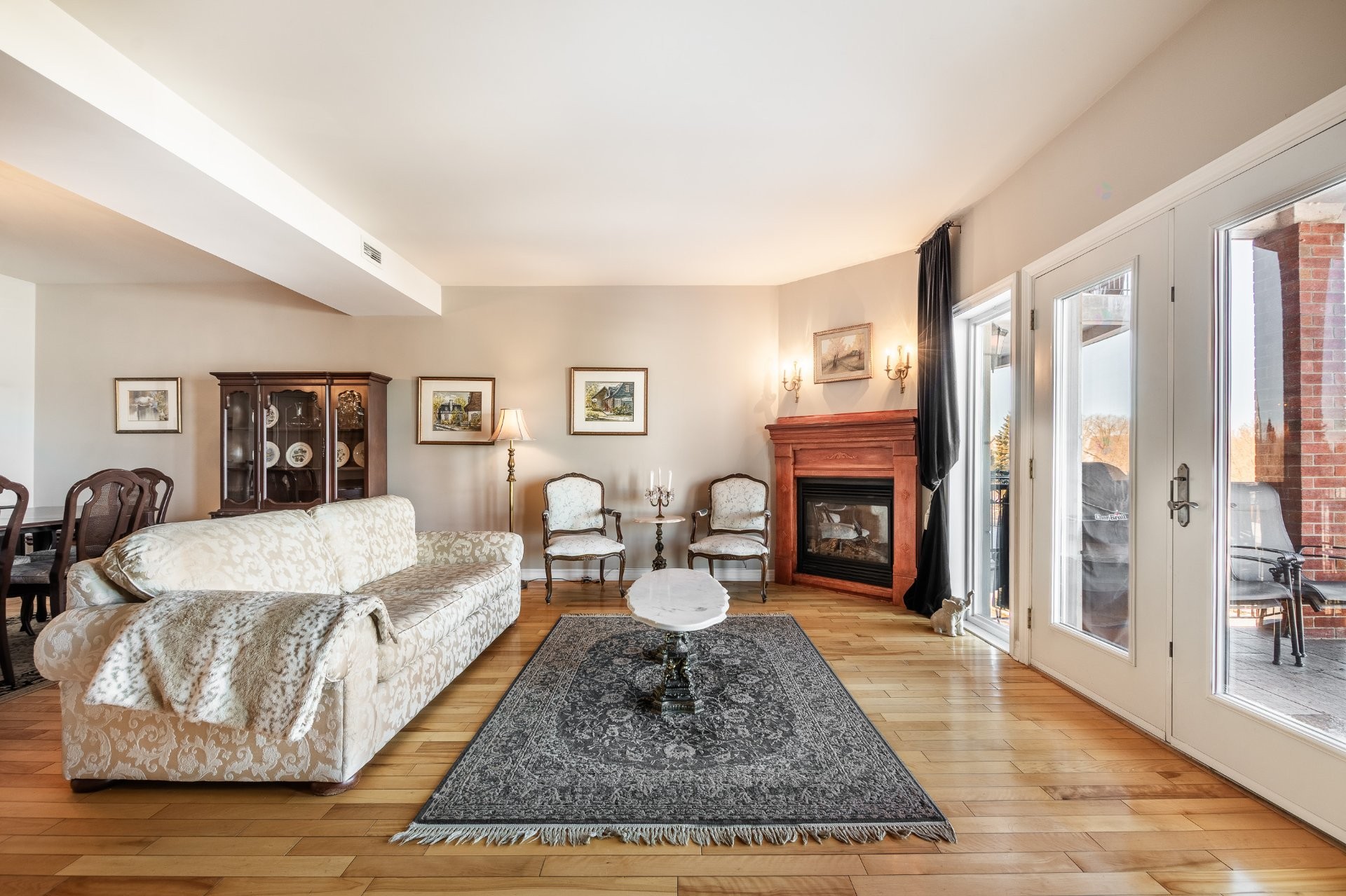 









1592


Av. Bourgogne

, 202,
Chambly,




QC
J3L1Y7

