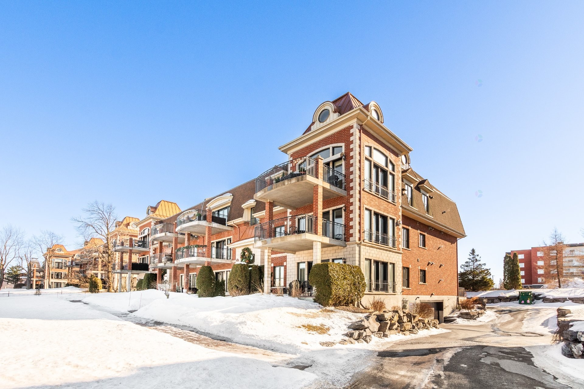 









1592


Av. Bourgogne

, 202,
Chambly,




QC
J3L1Y7

