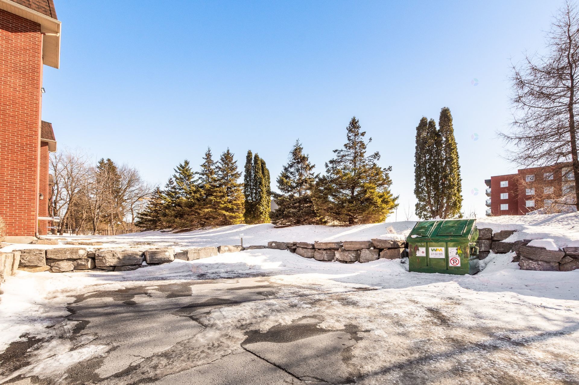 









1592


Av. Bourgogne

, 202,
Chambly,




QC
J3L1Y7

