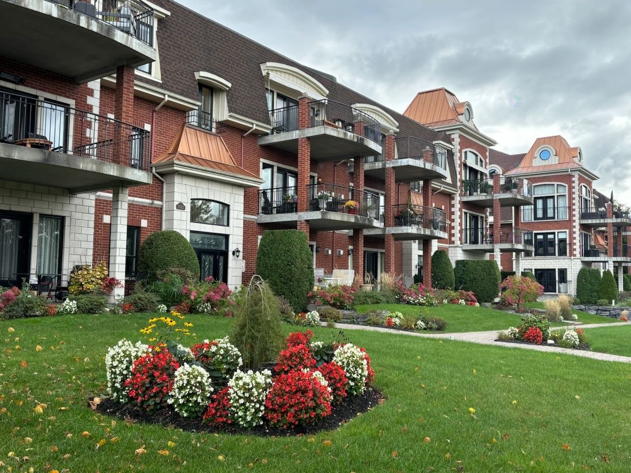 









1592


Av. Bourgogne

, 202,
Chambly,




QC
J3L1Y7

