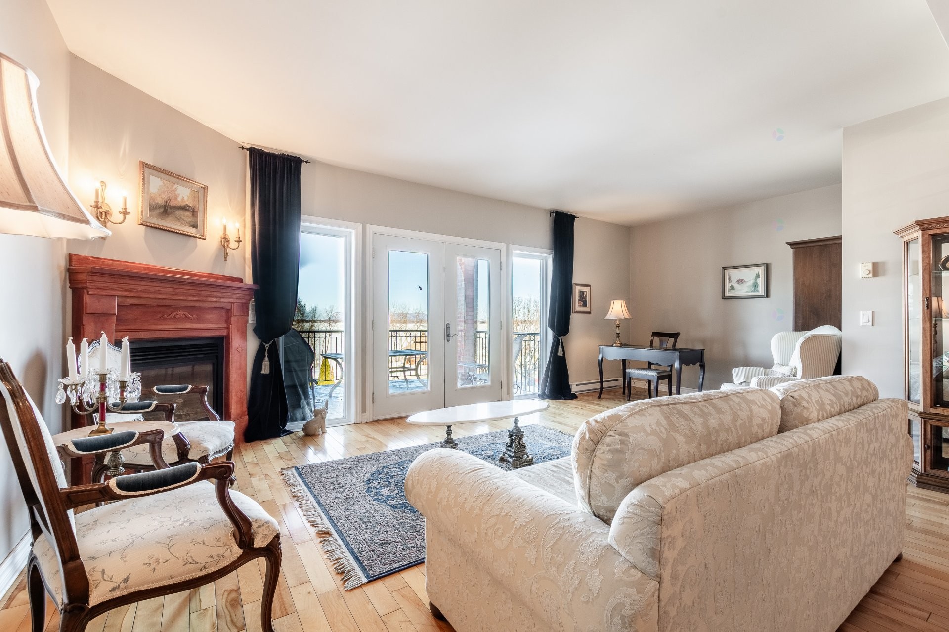 









1592


Av. Bourgogne

, 202,
Chambly,




QC
J3L1Y7

