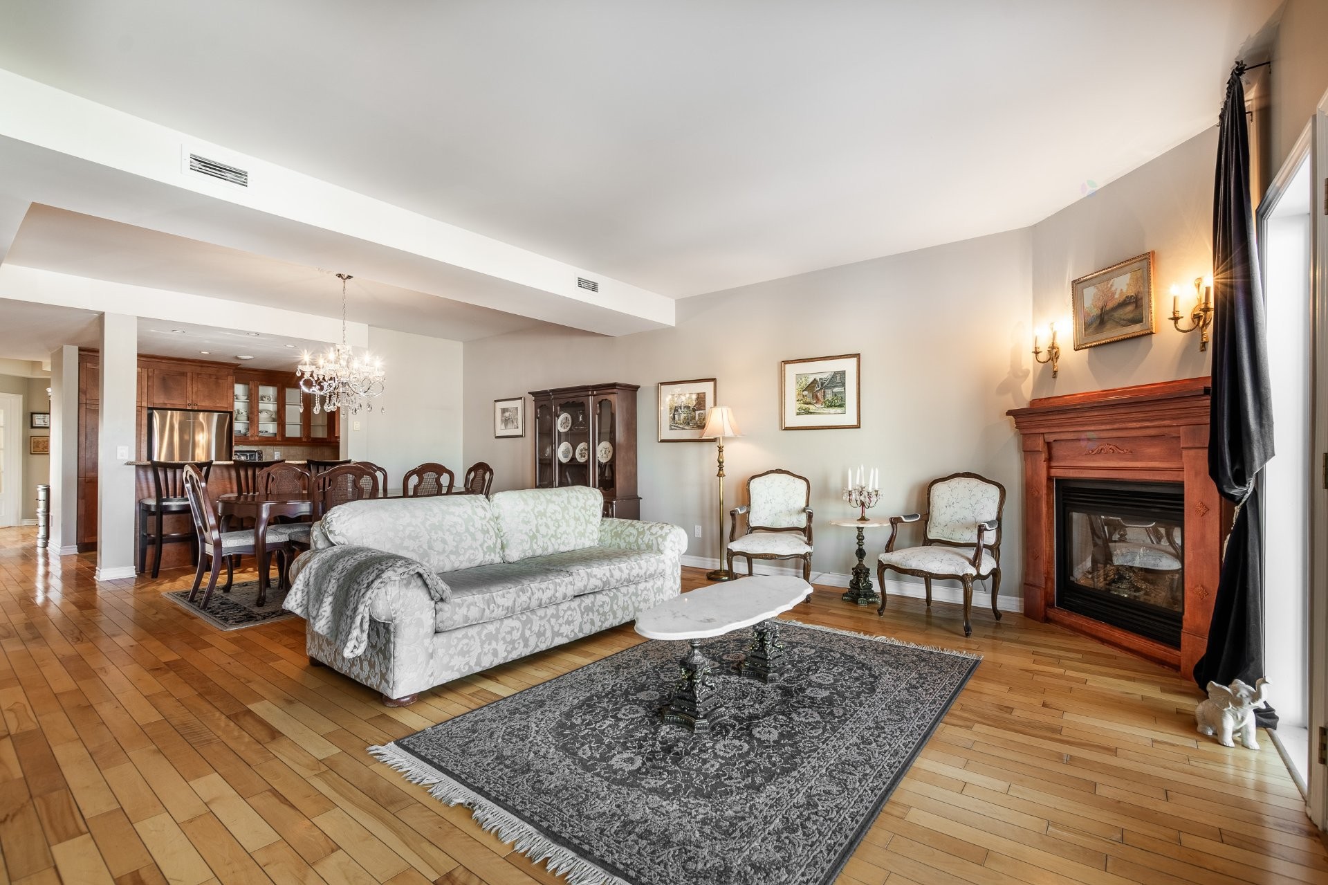 









1592


Av. Bourgogne

, 202,
Chambly,




QC
J3L1Y7


