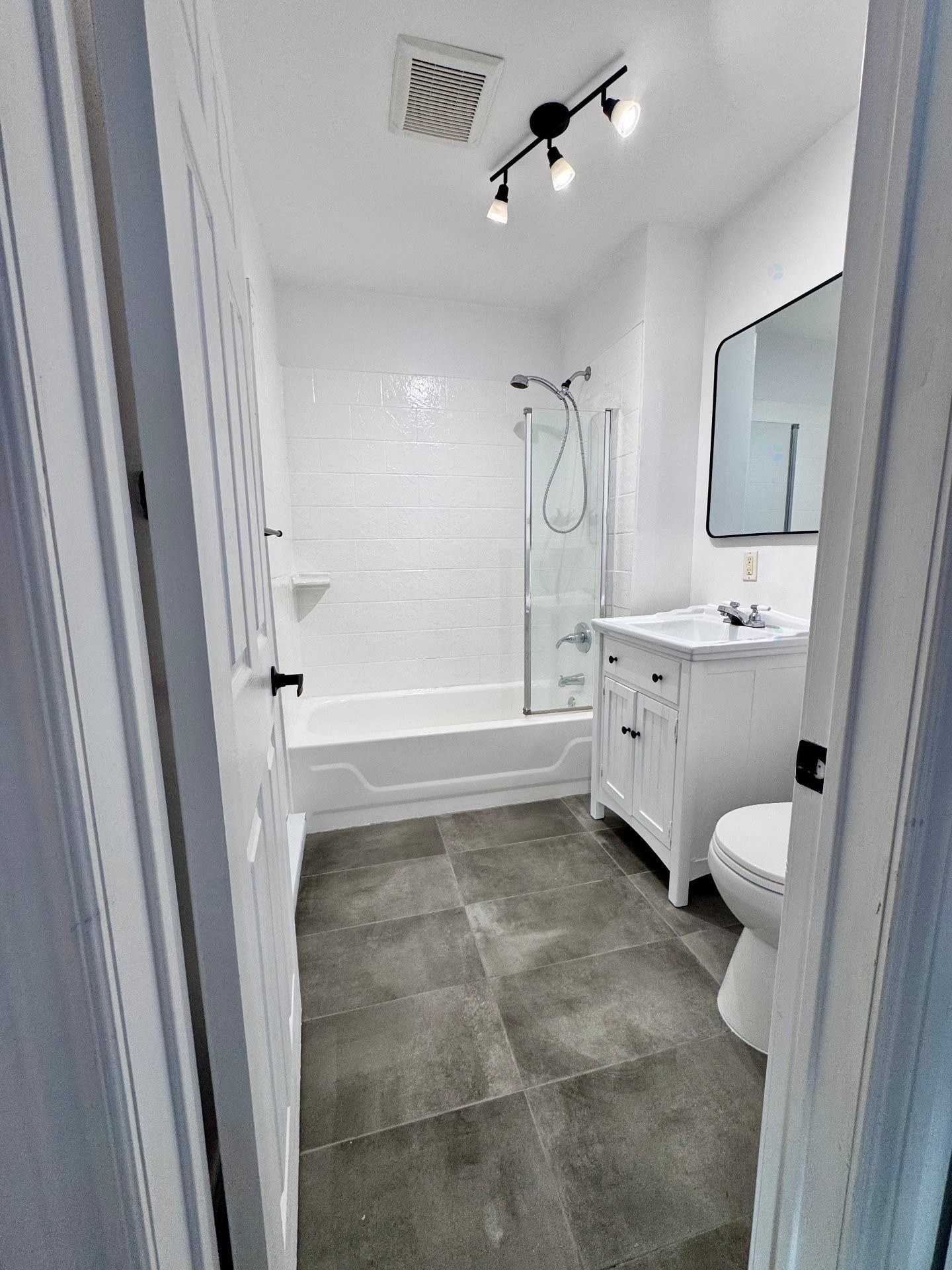 









28


Rue Willow

,
Lac-Brome,




QC
J0E1V0

