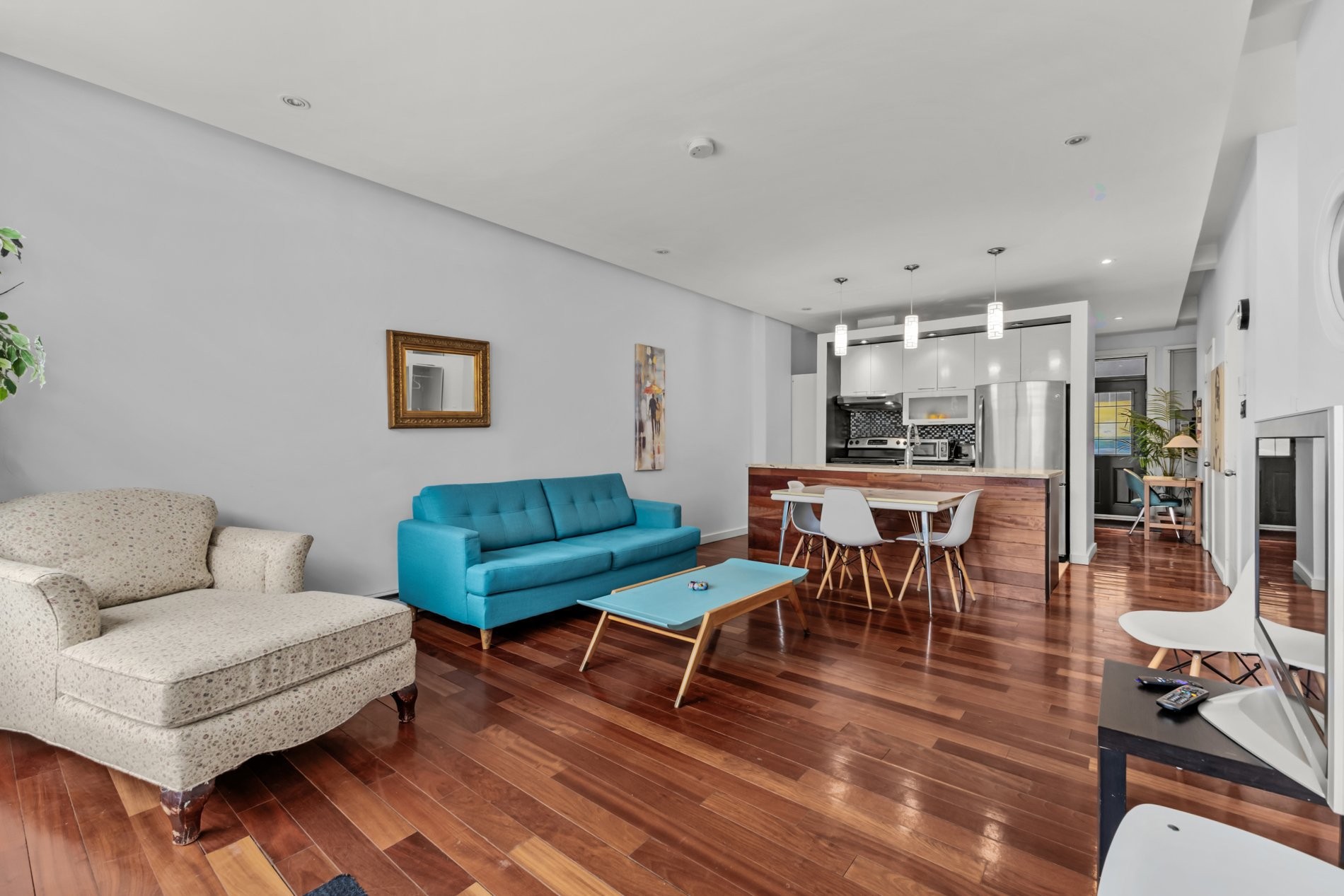 









1814

 - 1816


Av. Laurier E.

,
Montréal (Le Plateau-Mont-Royal),




QC
H2H1B2

