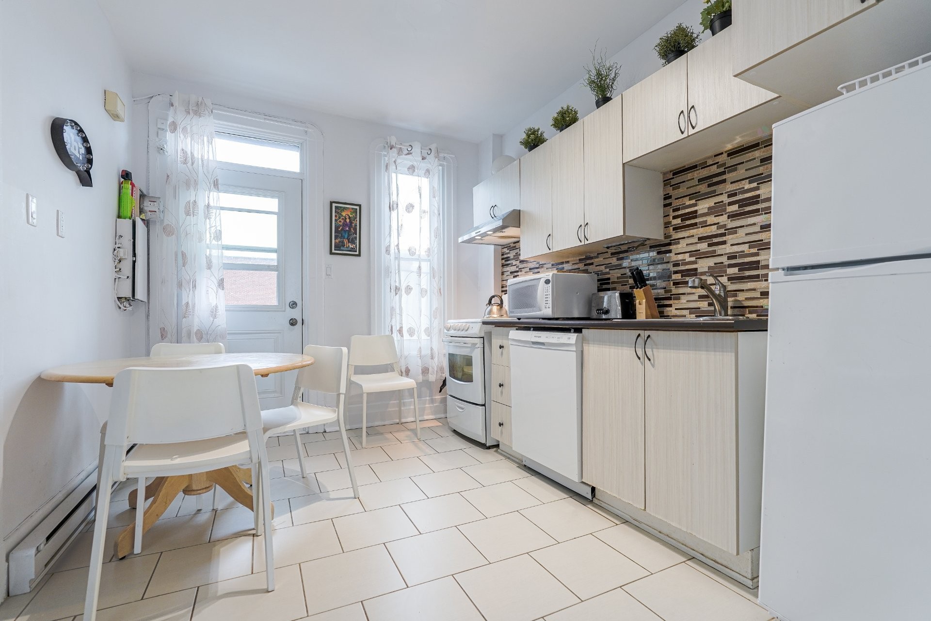 









1814

 - 1816


Av. Laurier E.

,
Montréal (Le Plateau-Mont-Royal),




QC
H2H1B2

