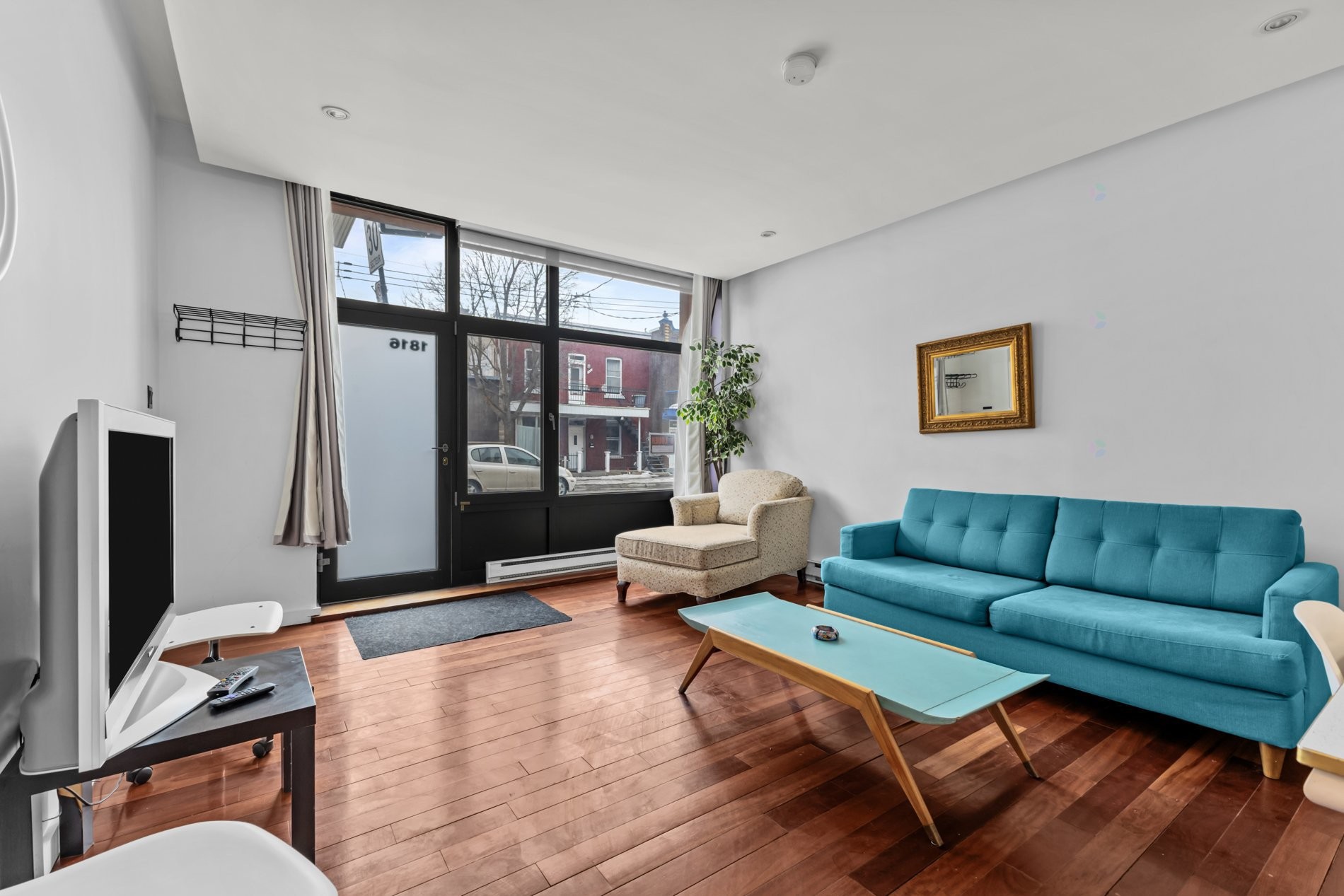 









1814

 - 1816


Av. Laurier E.

,
Montréal (Le Plateau-Mont-Royal),




QC
H2H1B2

