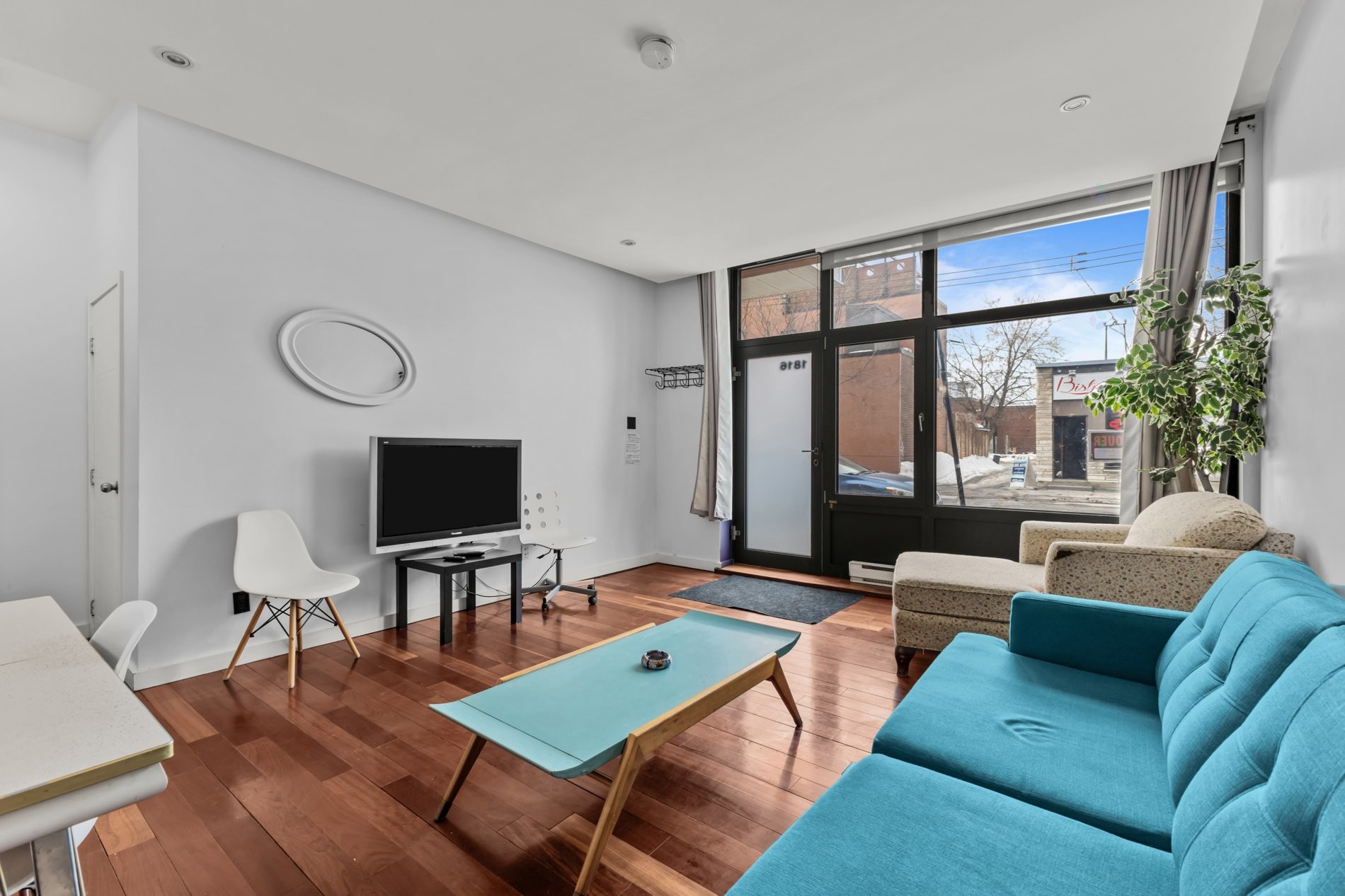 









1814

 - 1816


Av. Laurier E.

,
Montréal (Le Plateau-Mont-Royal),




QC
H2H1B2

