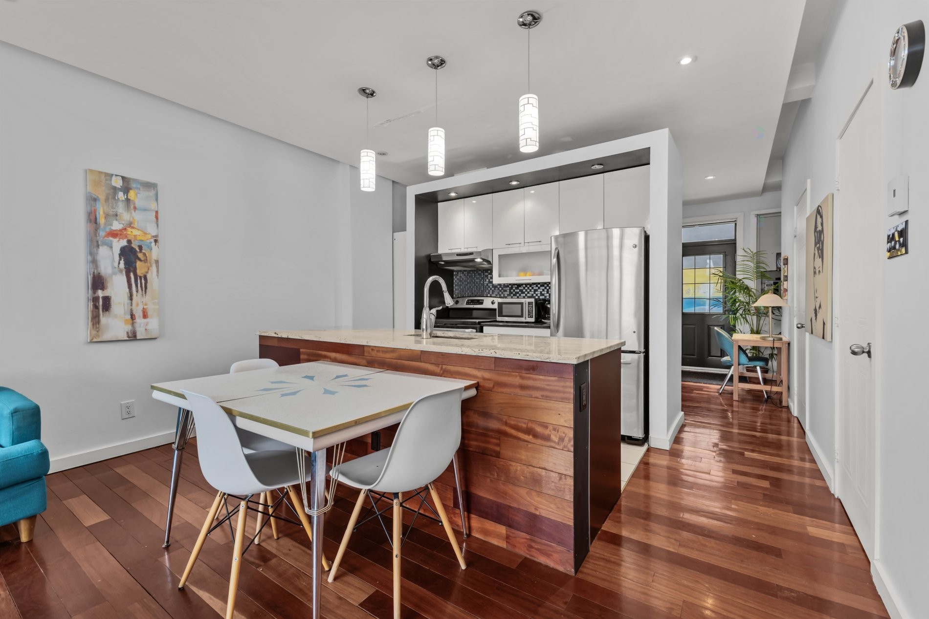 









1814

 - 1816


Av. Laurier E.

,
Montréal (Le Plateau-Mont-Royal),




QC
H2H1B2

