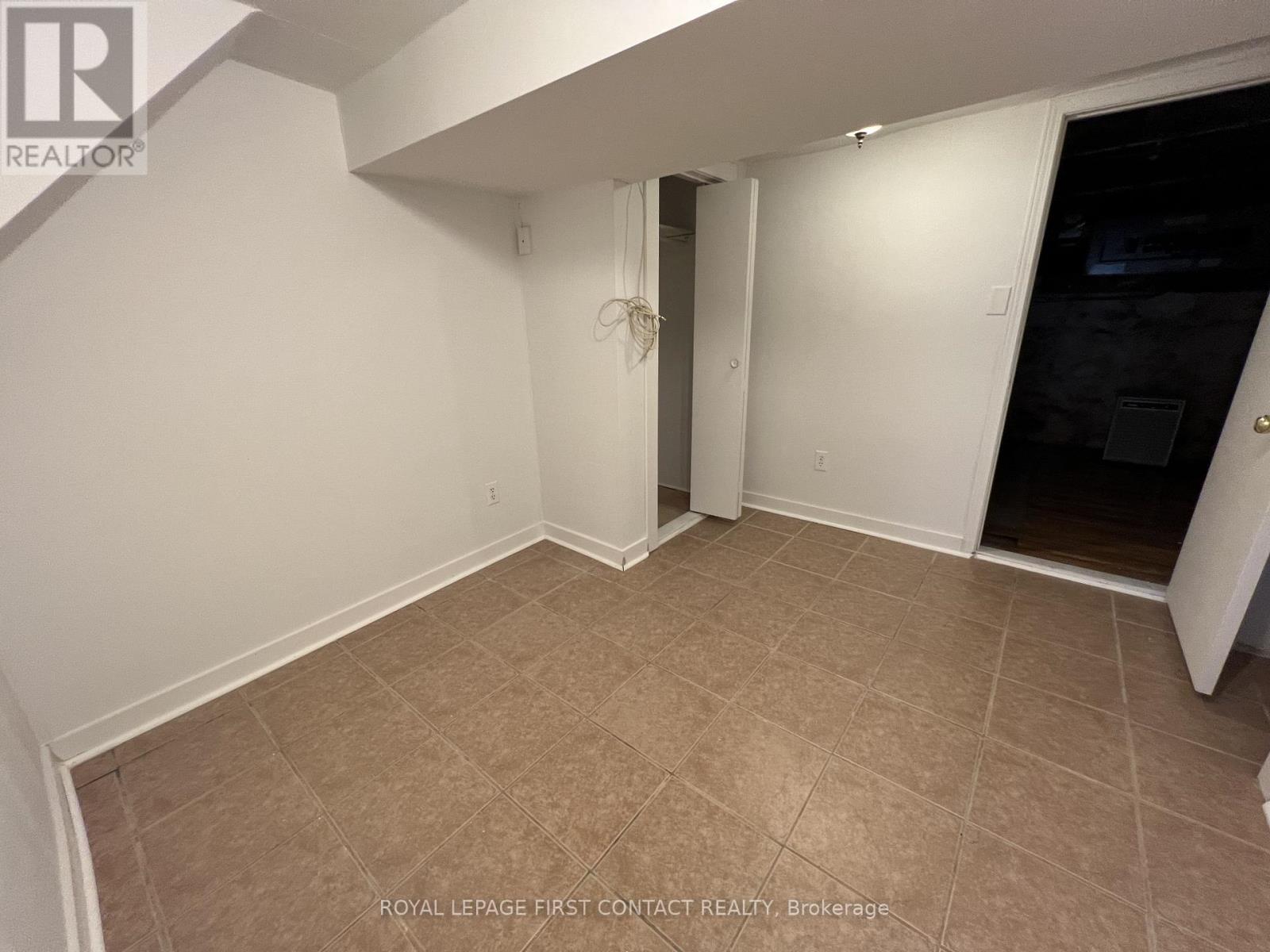 












B - 228 BAYFIELD STREET

,
Barrie,




Ontario
L4M3B7

