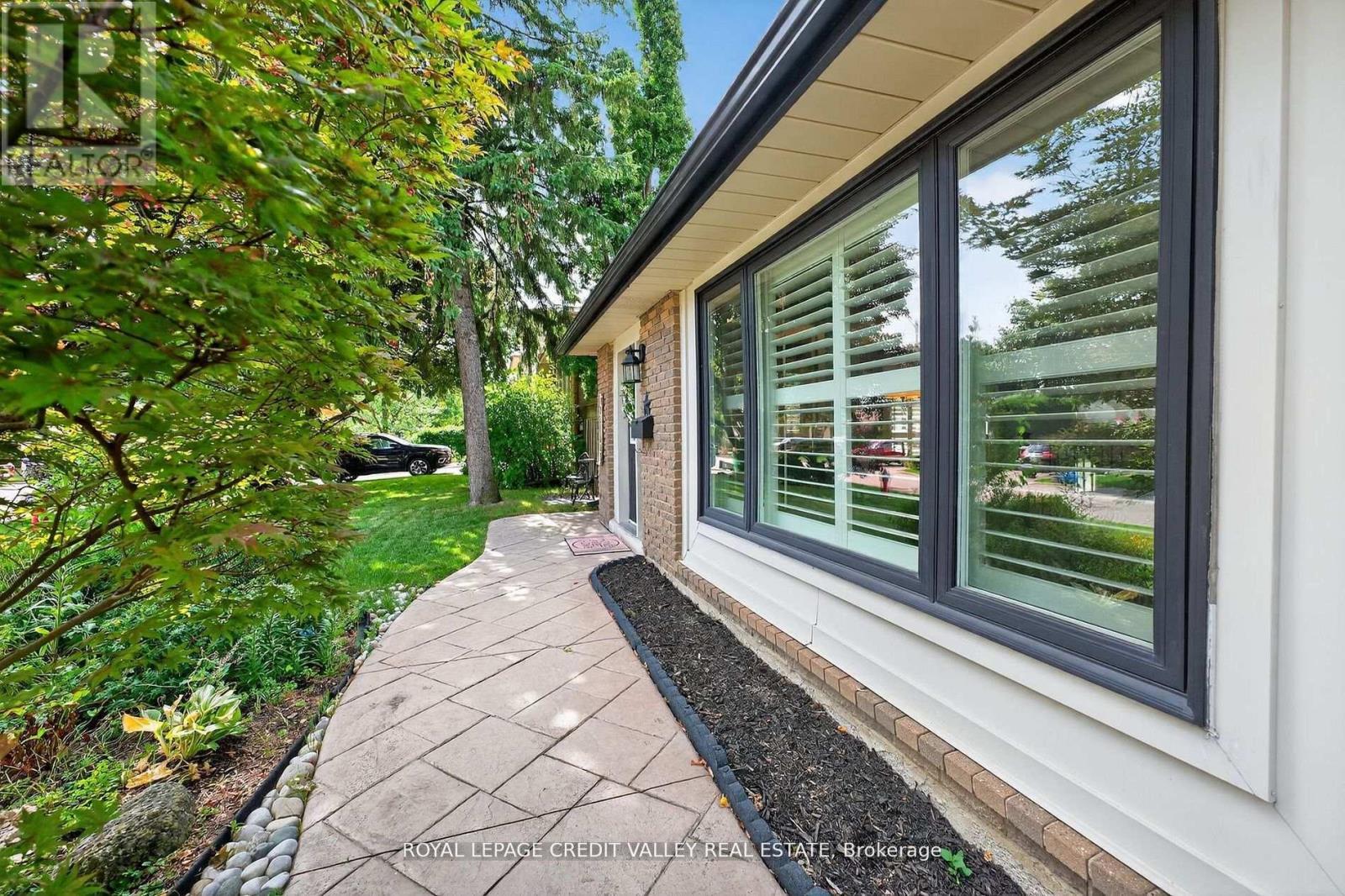 












24 WILLIS DRIVE

,
Brampton,




Ontario
L6W1A9

