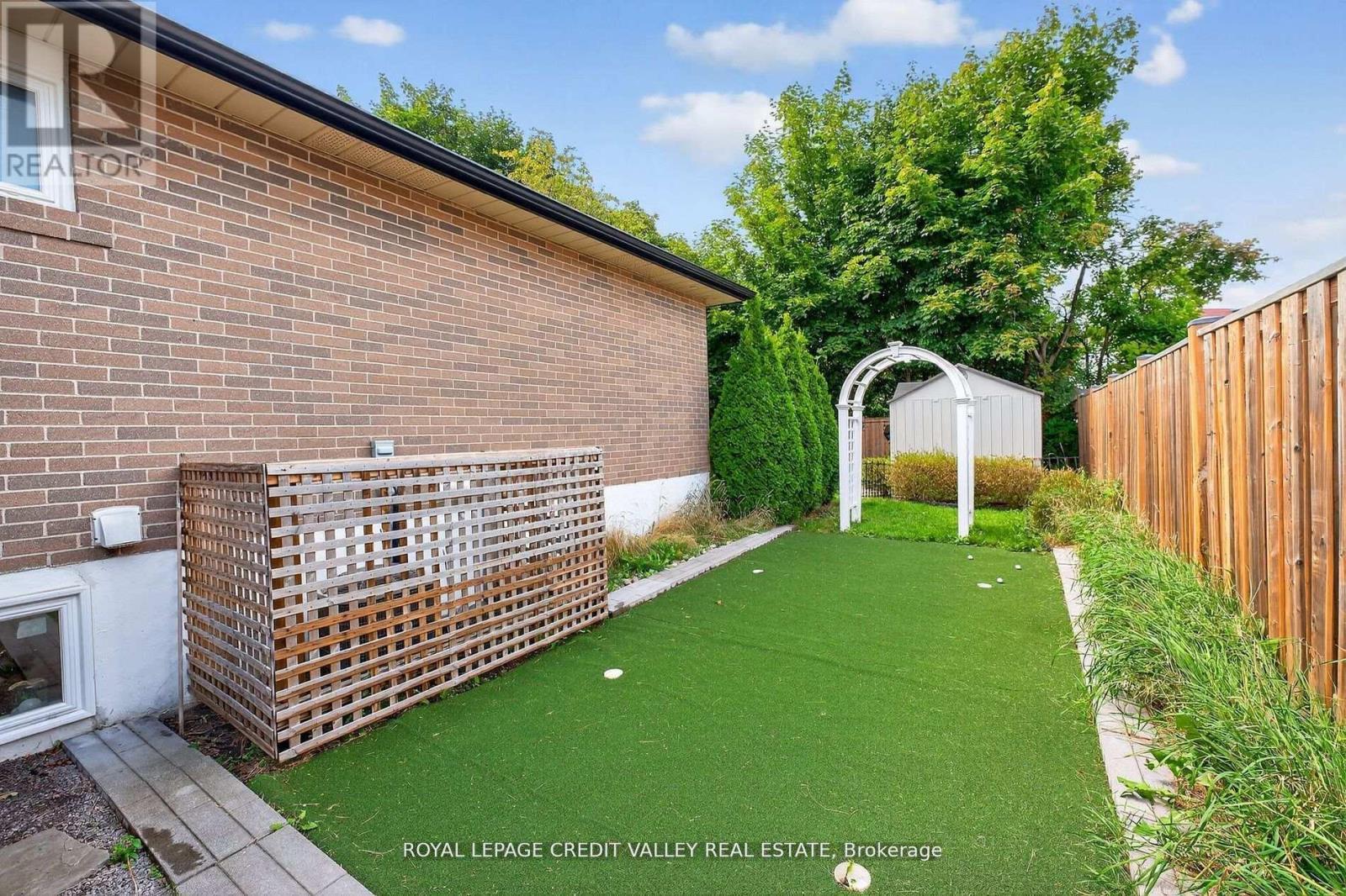 












24 WILLIS DRIVE

,
Brampton,




Ontario
L6W1A9

