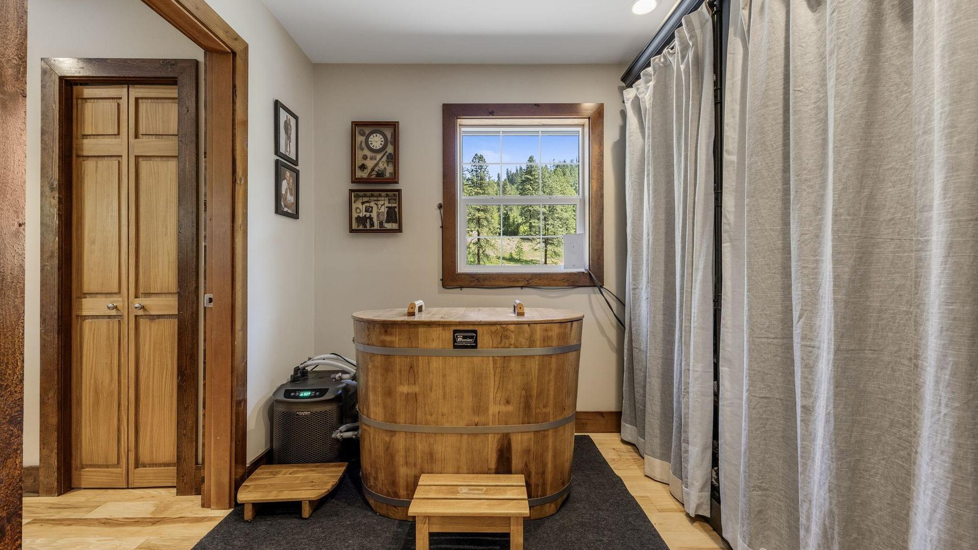 









6241


33

Highway,
Carmi,




BC
V0H 1A0

