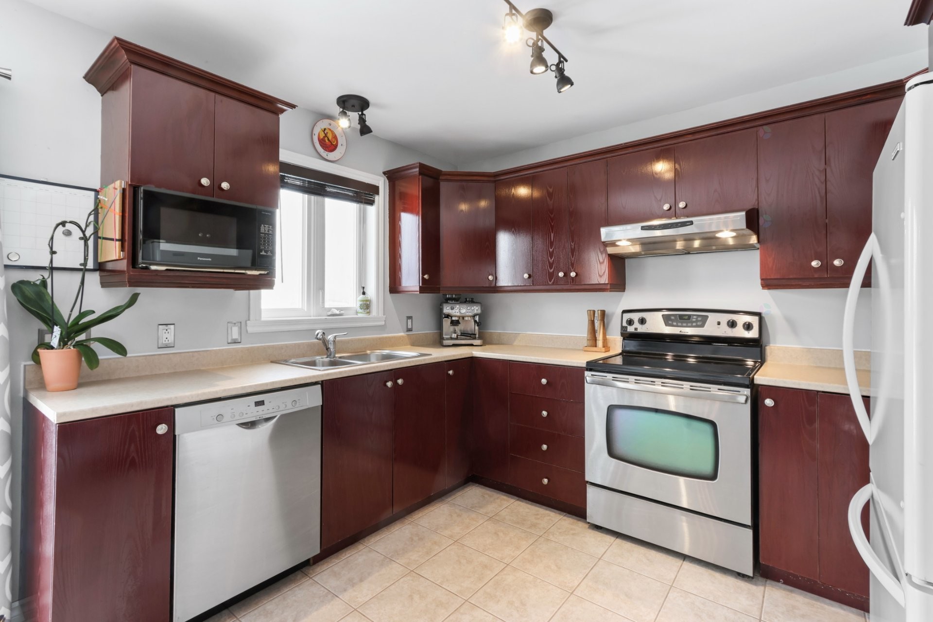 









2


Rue des Jacinthes

,
Salaberry-de-Valleyfield,




QC
J6S6V2

